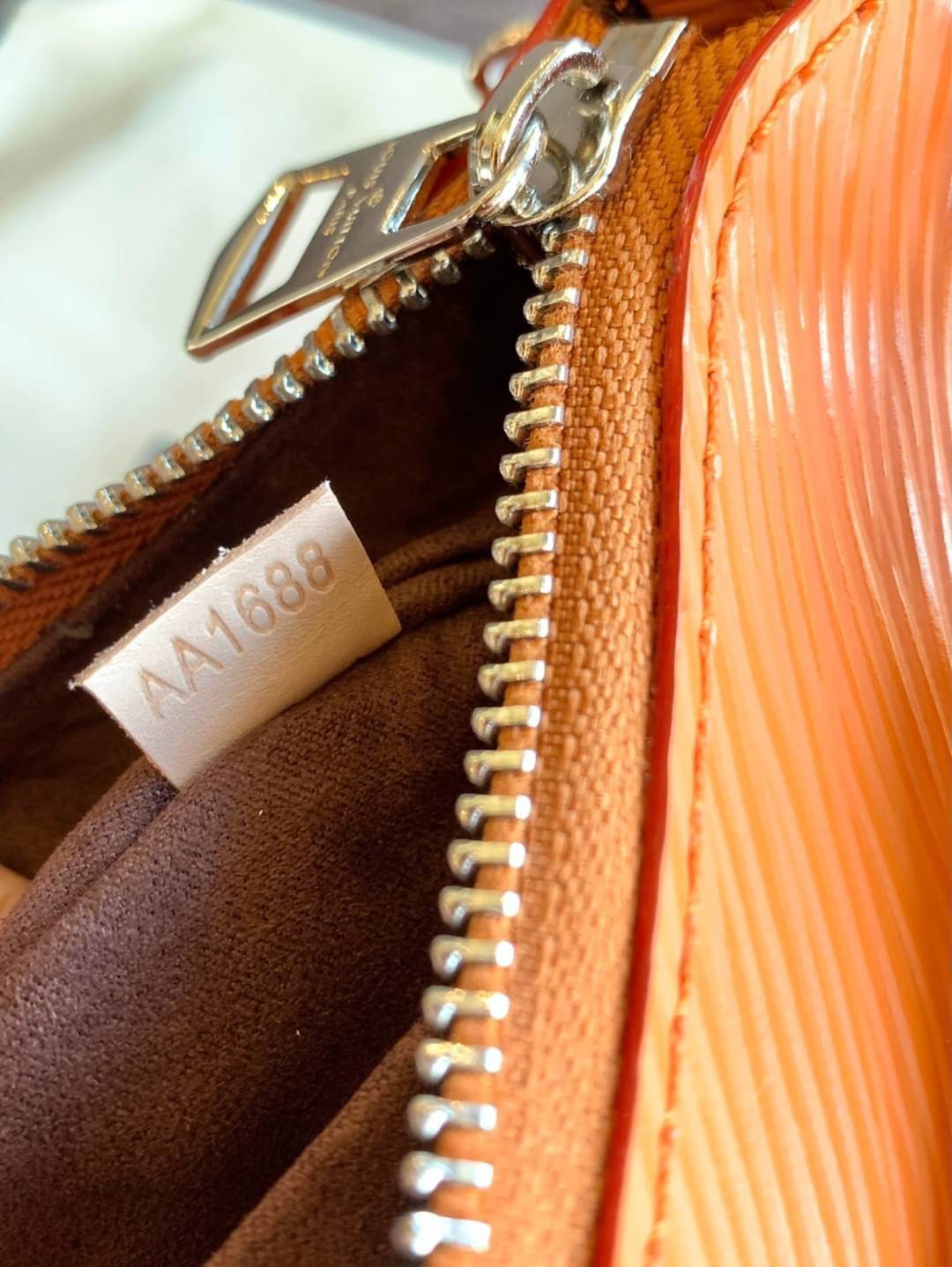 VIP 🥂 LOUIS VUITTON MARELLR EPI LEATHER รุ่นนี้ลายหนังเป็นลายไม้ มีโลโก้แบรนด์แบบฉลุด้านหน้า มาพร้อมกระเป๋าใบลูกแบบซิปจัดเก็บได้ตรงช่องด้านหน้า สามารถถอดออกแยกใช้งานได้ต่างหากนะคะ เปิดปิดกระเป๋าแบบซิป ภายในโล่ง สามารถใส่กระเป๋าเงินใบยาวได้;ของจุกจ