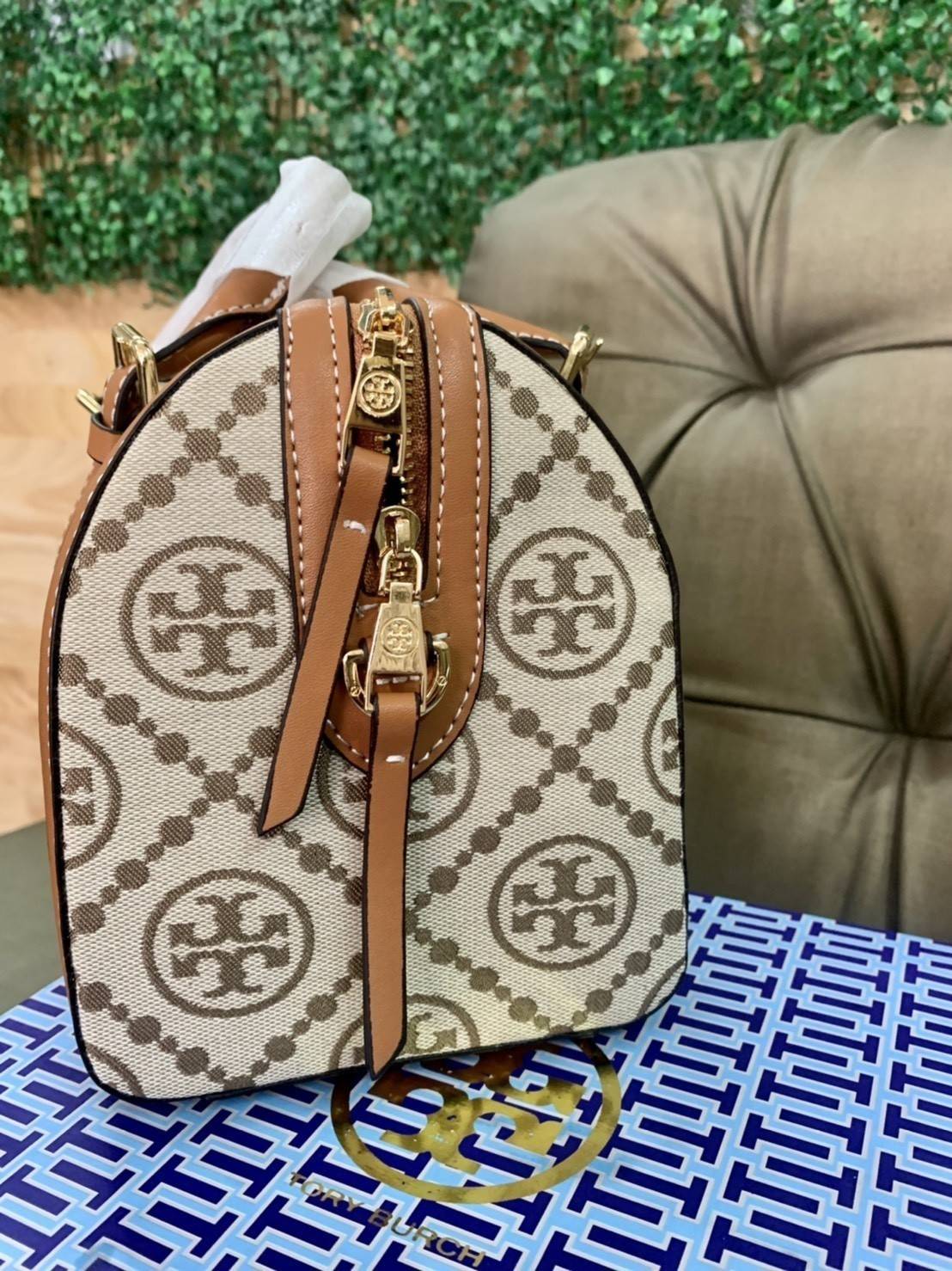 mini TORY BURCH FACTORY MONOGRAM JACQUARD BOSTON BAG กระเป๋าทรงหมอนรุ่นใหม่ล่าสุดจาก TORY BURCH FACTORY วัสดุ Woven Jacquard & Leather ในลาย Jacquard จะถือหรือสะพายก็สวยหรู ทรง Boston อะไหล่ทอง