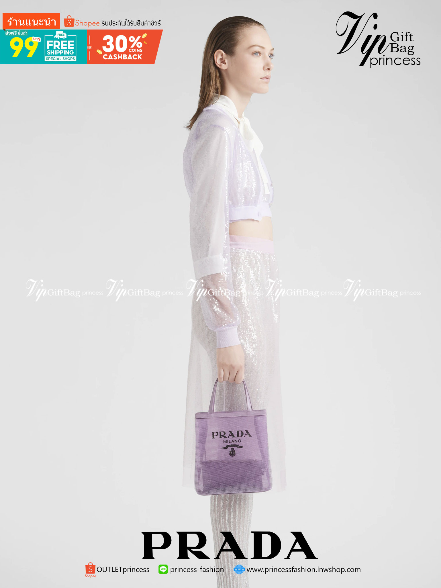 PRADA SMALL SEQUINED MESH TOTE BAG เอาใจสายแฟอีกครั้ง!! กระเป๋าทรงโท้ท ขนาดเล็ก ที่มีดีเทลฝีมือ ด้วยการเรียงร้อยแผ่นเลื่อมเป็นตาข่ายรอบใบ ตัดขอบด้วยหนังสังเคราะห์ พิเศษพร้อมใบลูกให้ด้วย ทรงใช้งานง่าย ภายในโล่งกว้าง ถือไปเรียน ไปเที่ยว ไปทำงาน พกพาง่ายสุดๆ