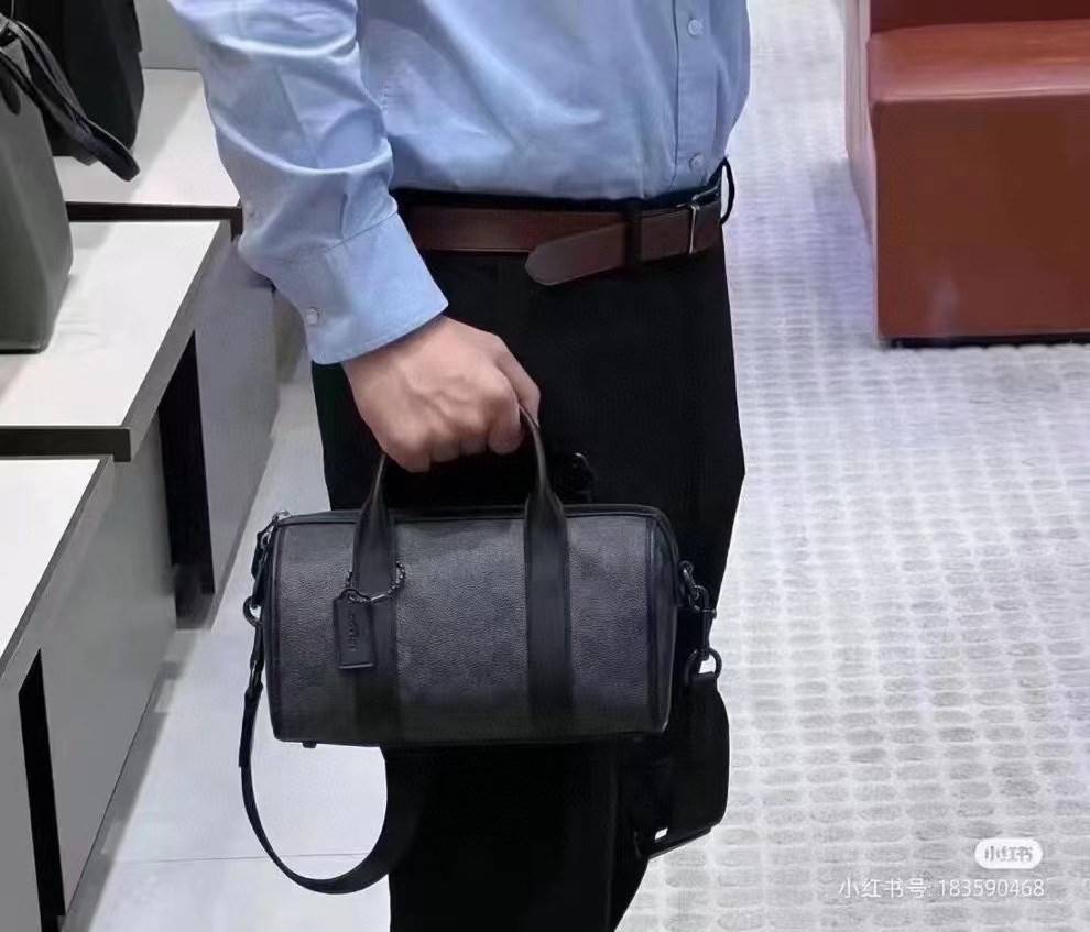 COACH GOTHAM DUFFLE 24 IN SIGNATURE CANVAS CA186 พร้อมส่ง กระเป๋าทรงหมอนรุ่นใหม่บ่าสุดปี 2022 รุ่นนี้สามารถใช้ได้ทั้งชาย//หญิง หนังแท้อย่างดี นิ่มทรงสวย มากๆค่ะ เปิด-ปิดกระเป๋าแบบซิปคู่ด้านบนมีกระดุมรวบหูหิ้วให้ด้วยนะคะ ภายในกระเป๋าสามารถใส่สัมภาระที่จำเป