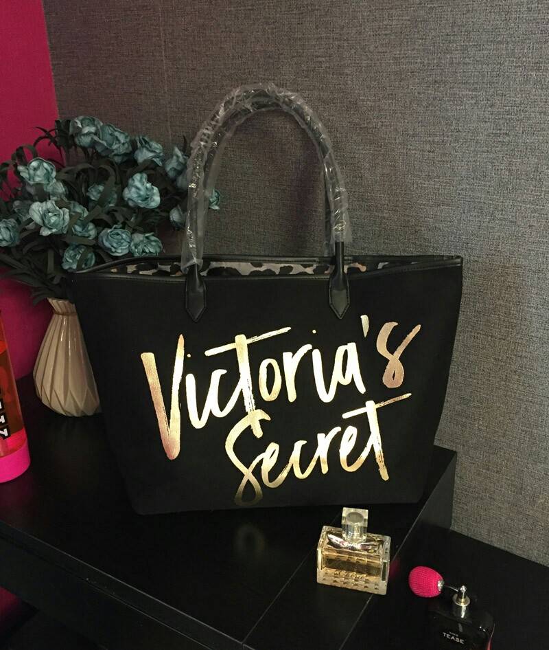 New Arrival! Victoria's Secret Canvas Large Tote Bag♡ กระเป๋าสะพายใบใหญ่ จุของได้คุ้ม! วัสดุทำจากผ้า canvas เต็มใบ ด้านหน้าแต่งโลโก้แบรนด์สีทอง สวยวับ! ด้านในบุผ้าปั้มลายเสือ มีของใส่ของจุกจิกค้า จะถือไปเที่ยวทะเลสักคืนสองคืน ใบนี้เอาอยู่คะ