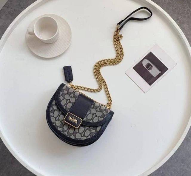 COACH ALIE SADDLE BAG IN SIGNATURE JACQUARD (C4694//C3464) New item!! กระเป๋าสะพายทรง saddle ดีไซน์วินเทจย้อนยุค แฝงความหรูในตัวด้วยอะไหล่สีทองเหลือง โดดเด่นไม่ซ้ำใครแน่นอน วัสดุผ้า jacquard สลับหนังแท้ ภายในเป็นช่องโล่ง มาพร้อมสายสะพายครอสบอดี้ ที่สามารถ