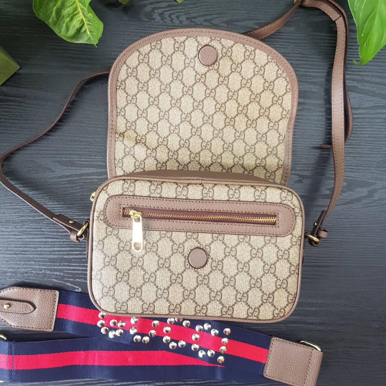 GUCCI Ophidia mini GG shoulder bag กระเป๋าถือ กระเป๋าสะพายทรงสวย ดีไซน์ที่เป็นเอกลักษณ์ จะถือเป็นครัช สะพายไหล่ หรือครอสบอดี้ก็สวยลงตัวได้ทุกสไตล์