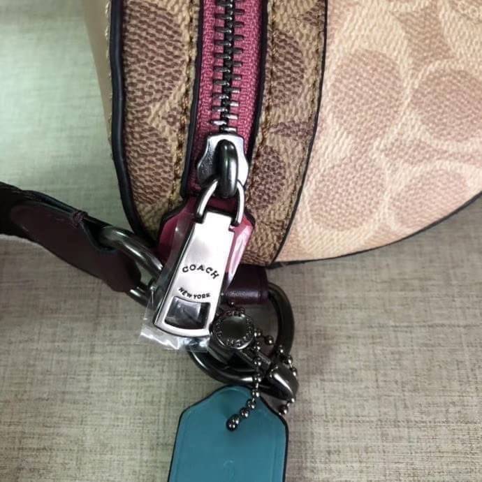 LIMITED EDITION !! COACH BELT BAG IN SIGNATURE WITH REXY BY GUANG YU กลับมาอีกครั้งกับ Coach X Disney สวยงามมากๆค่ะ คาดอก คาดเอวได้ ลาย C ตัดขอบหนังเรียบ มีช่องซิปทั้งหน้า//หลัง ใส่มือถือได้ทุกรุ่น;พาสปอร์ตได้ ;กระเป๋าเงินใบกลางได้;อื่นๆจำเป็นได้ครบค่ะ.