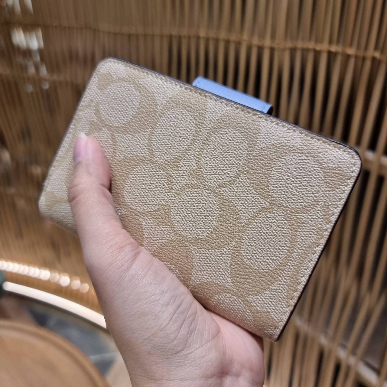 COACH C0082 MEDIUM CORNER ZIP WALLET IN SIGNATURE CANVAS ดีไซน์ใหม่ล่าสุด!! กระเป๋าสตางค์ใบกลาง 👛 ขนาดกำลังเหมาะมือ วัสดุหนังแคนวาสเคลือบลาย ดูแลรักษาง่าย มีช่องใส่บัตรและธนบัตรครบ และช่องซิปแยกไว้ใส่เหรียญ ครบเซ็ทแบบนี้เหมาะส่งต่อเป็นของขวัญที่สุ