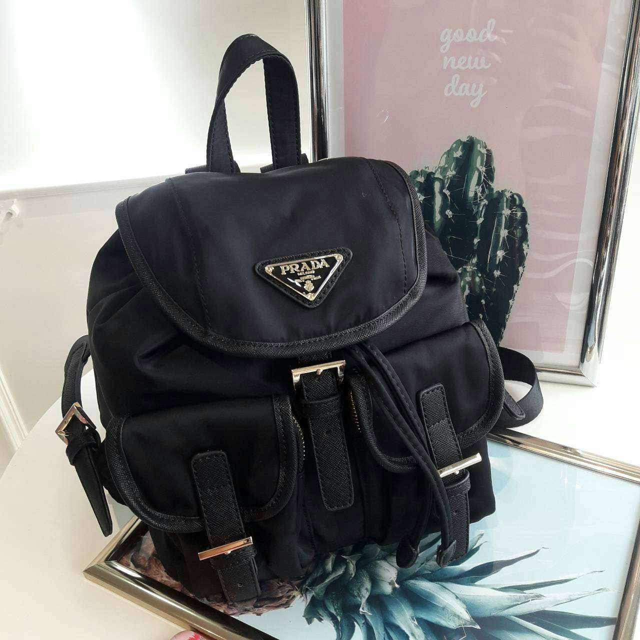 PRADA MINI BACKPACK with chain กระเป๋าเป้ size mini premium gift จากแบรนด์ Prada ขนาดกำละงน่ารัก ปรับสะพายได้หลายทรง วัสดุ nylon เปิดปิดด้วยกระดุมแม่เหล็ก ด้านหน้ามีช่องเล็ก น้ำหนักเบา ภายในมีช่องเล็ก และช่องซิป จุได้เยอะ ซับได้ 100& polyester มีหูหิ้วจับ