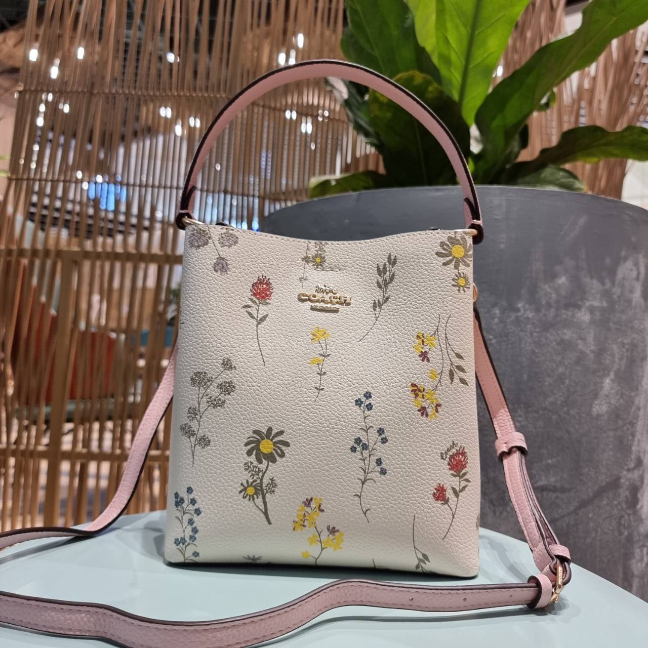 COACH C3598 SMALL TOWN BUCKET WITH SPACED WILDFLOWER PRINT คอลเลคชั่นใหม่ พร้อทเสิร์ฟความสวยก่อนใคร กระเป๋าทรงบัคเก็ตยอดฮิตตลอดกาล ดีไซน์ดอกไม้คละรอบใบ วัสดุหนัง pepble ดูผู้ดี ละมุนไปอีก ปากกระเป๋าเปิด-ปิดด้วยกระดุมแม่เหล็ก 2 ฝั่ง มีหูจับในตัวและสายสะพาย