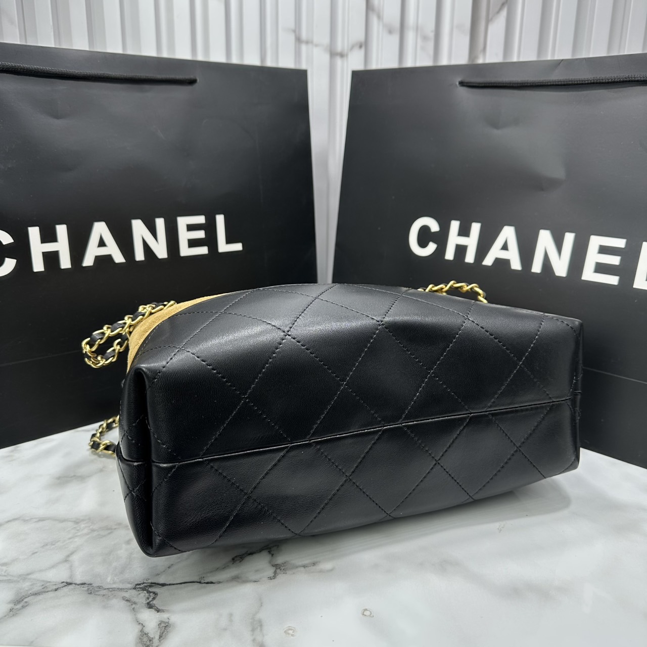ORI หนังแท้ | CHANEL Shopping Bag 25A Suede Bag กระเป๋าช้อปปิ้งทรงโท้ทหนังกลับสีทูโทน ในคอล Métiers Dart 2024/25 ดีไซน์ใหม่หนังกำมะหยี่โทนน้ำตาล ใช้งานง่าย