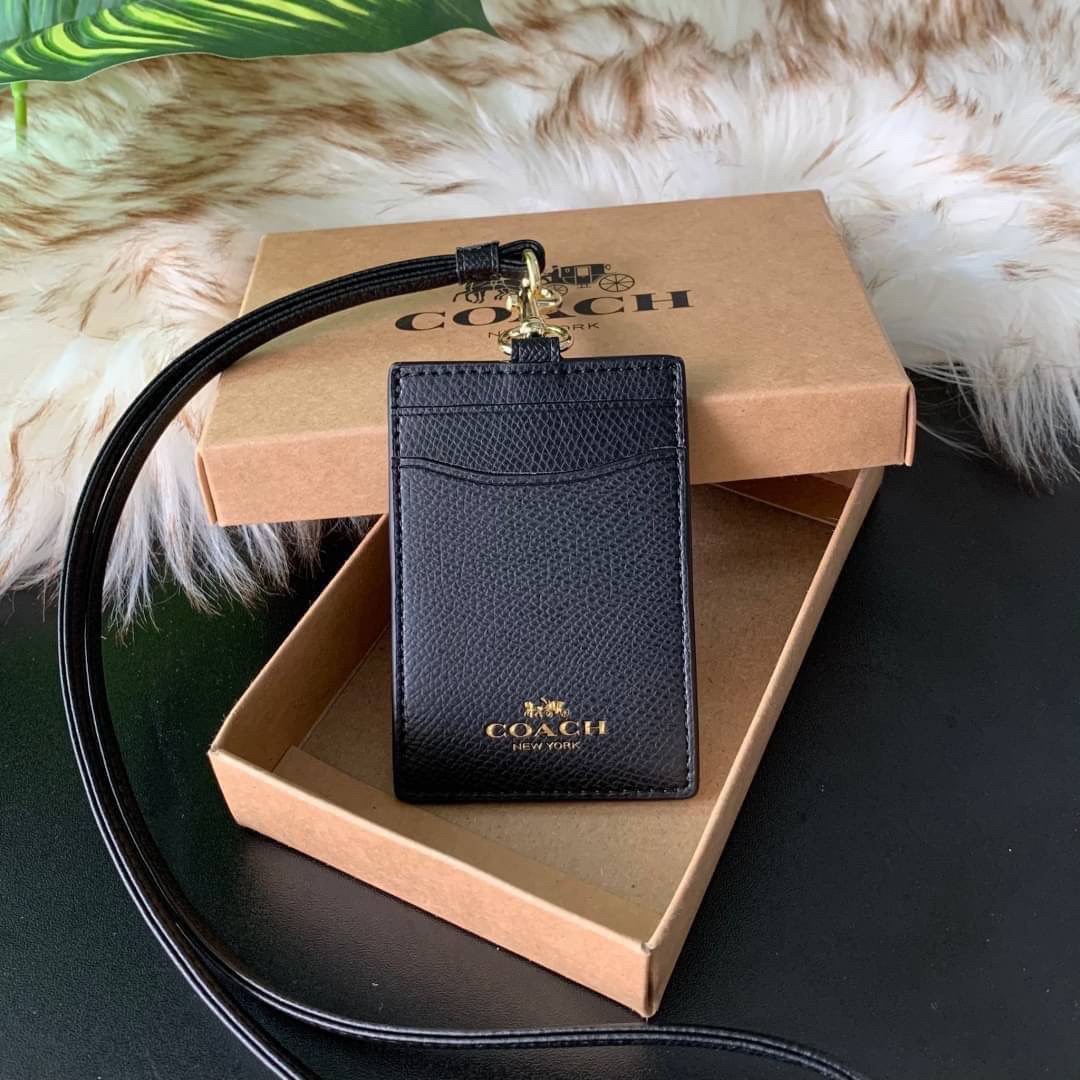 COACH F63274 ID LANYARD IN SIGNATURE COATED CANVAS กระเป๋าใส่บัตรคล้องคอ ลาย C ทั้งใบ ด้านหน้าตกแต่งชื่อแบรนด์ สวยมากกก ใส่บัตรพนักงาน และบัตรต่างๆ มาพร้อมสายคล้องคอ สายถอดออกได้ ตัวกระเป๋ามี 3 ช่องค่ะ