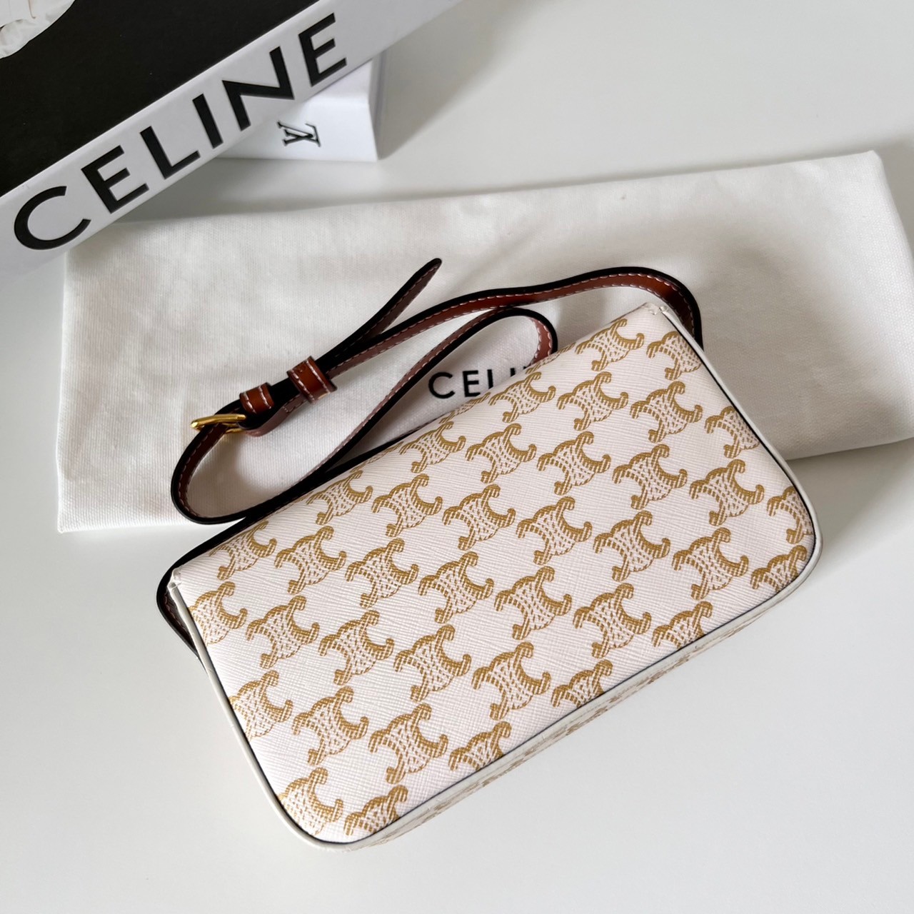พร้อมส่งที่ไทยแล้วกับ CELINE TRIOMPHE SHOULDER BAG งานหนังเรียบสวยมาก กับสีโทนหวานๆ สาวๆ สายคิ้วห้ามพลาดเลยน้าาา ลวดลายสวยหรู ด้านในเปิดด้วยด้วยที่บีบโลโก้อะไหล่ทอง จุของได้กำลังดี ใส่โทรศัพท์ กระเป๋าสตางค์ใบสั้น ของจุกจิกได้ เหมาะกับสาวๆในวันที่อยากครอสบ