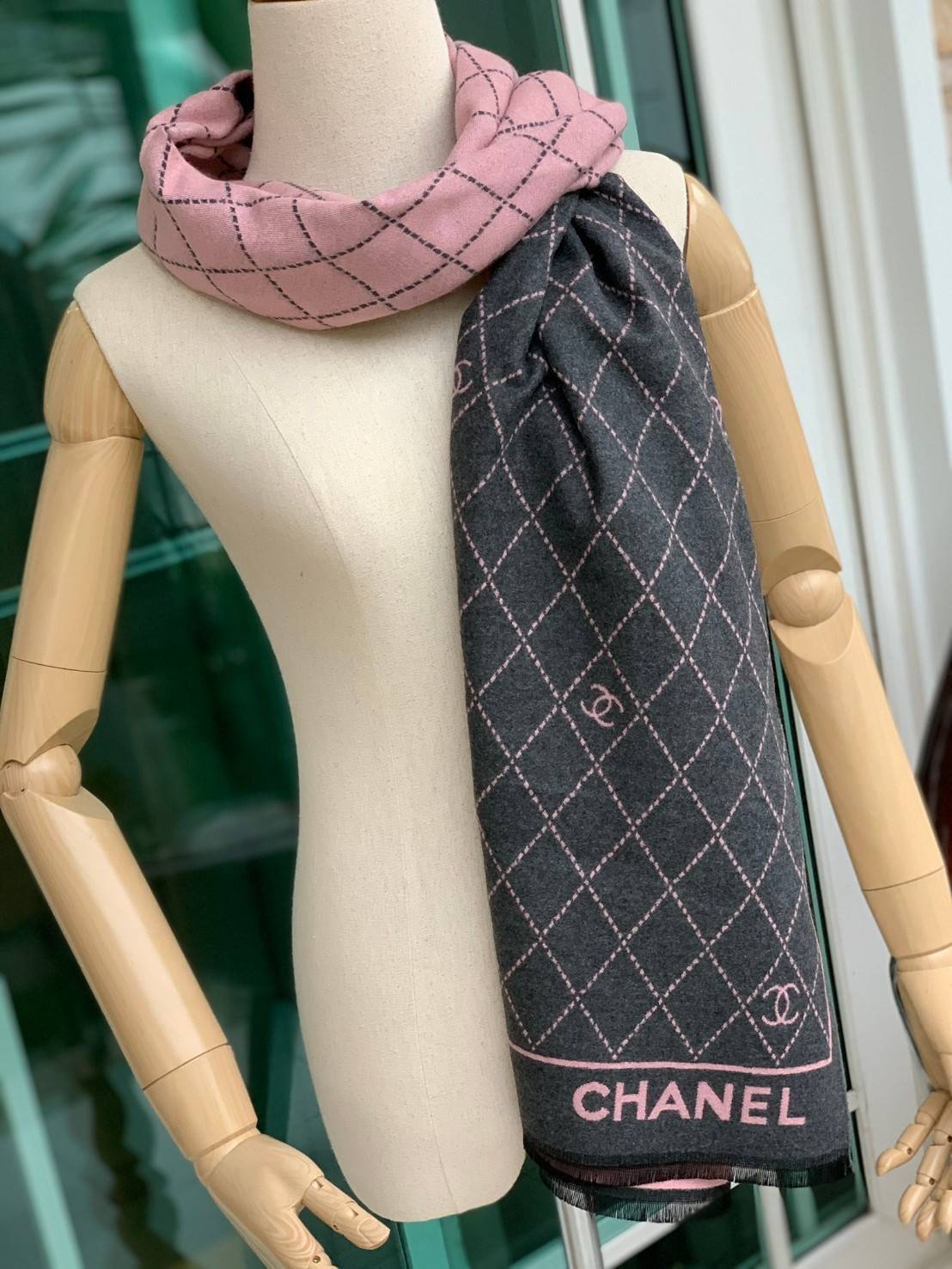 Chanel Scarves for woman’s accessories พลาดไม่ได้กับของขวัญสำหรับเทศกาลดีๆที่กำลังจะมาถึง ส่งมอบความรู้สึกดีๆให้กับคนที่คุณรัก ด้วยผ้าพันคอ หรือ ผ้าคลุมจากแบรนด์ดัง ด้วยเนื้อผ้าแบบcashmereที่ถักทอแบบเนื้อละเอียด จึงทำให้นุ่มน่าสัมผัส ให้ความอบอุ่นได้ดี สำ
