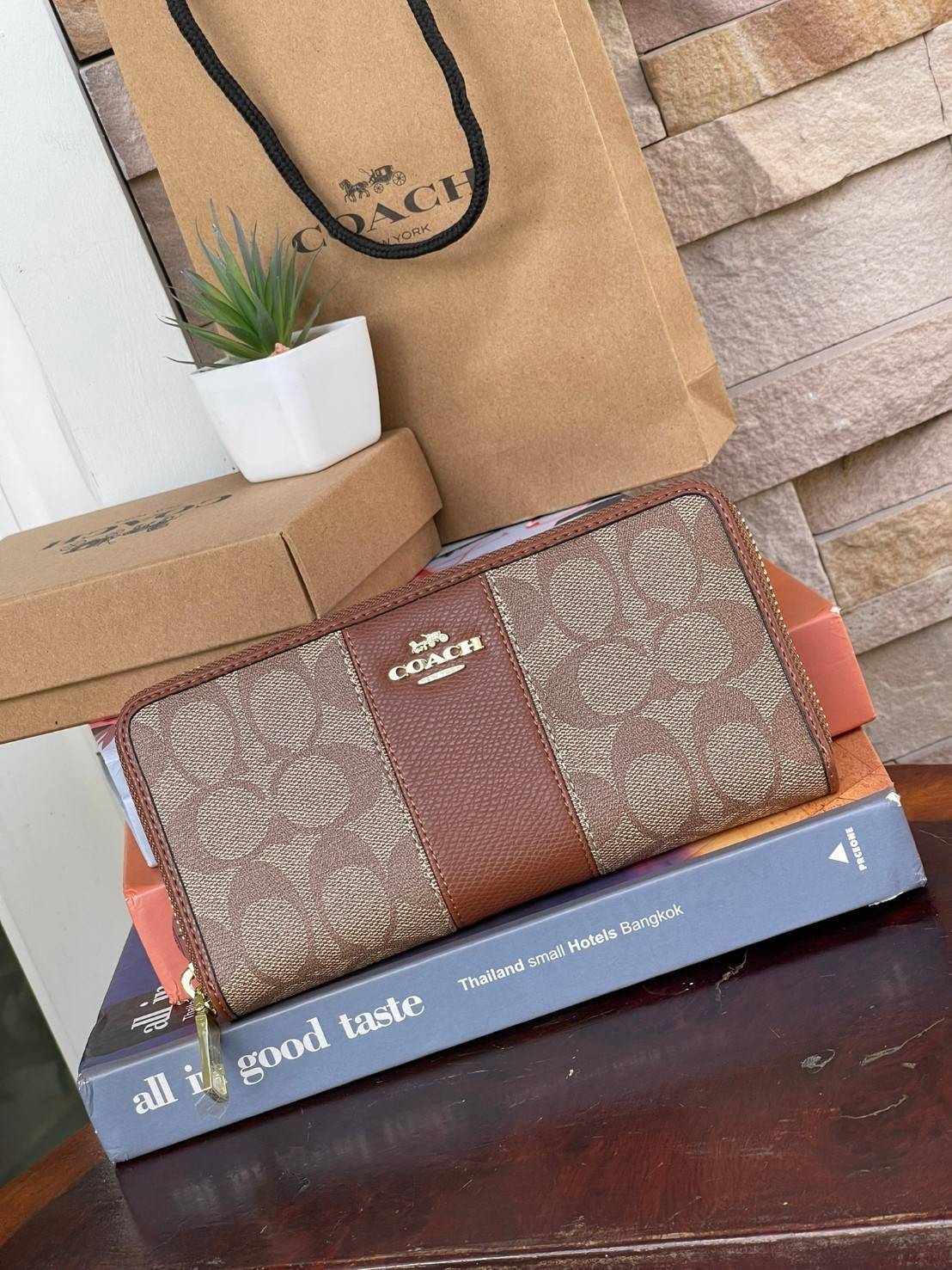 COACH F54630 ACCORDION ZIP WALLET IN SIGNATURE เป็นกระเป๋าสตางค์ที่เหมาะกับการใช้งาน นอกจากเพิ่มความมั่นใจแล้ว ยังทำให้ชีวิตของเราง่ายขึ้นอีกด้วย โดยการเปิดปิดแบบซิปรอบ สามารถใส่ธนบัตร เหรียญ บัตรต่างๆได้หลายใบเลยทีเดียว ขนาดของกระเป๋าสามารถถือแทนกระเป๋าค