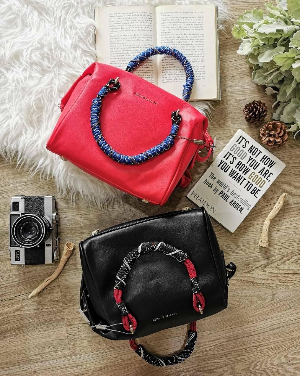 CHARLES & KEITH Nylon Twist Top Handle Bag กระเป๋าถือหรือสะพายรุ่นใหม่แบบชนช็อปทรง Bowling วัสดุหนังแกะสังเคราะห์เรียบสวยอยู่ทรงขนาดกำลังดี น่ารัก น้ำหนักเบา เปิดปิดด้วยซิปคู่สะดวกใช้ ภายในมีโลโก้และช่องซิป มีหมุดรองฐานกันรอยสี่มุม หูจับ Nylon Twist เพิ่ม