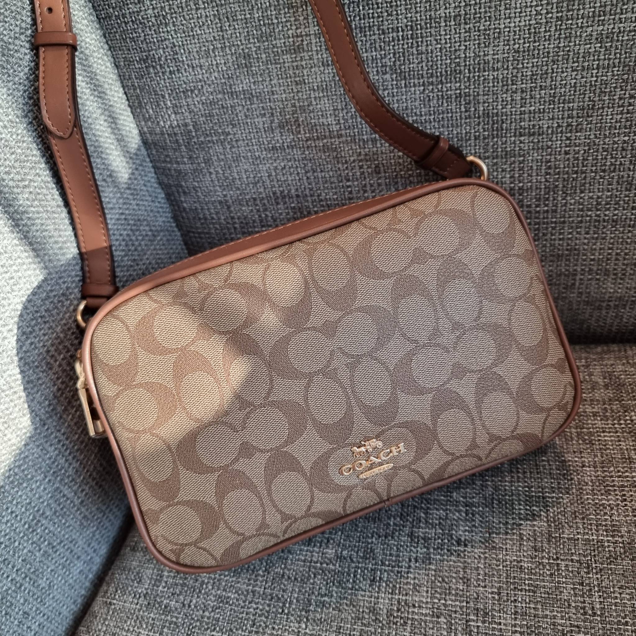 OUTLET 】COACH F68168 JES CROSSBODY IN SIGNATURE CANVAS รุ่นยอดฮิต!! กระเป๋าสะพายข้าง รุ่น 2 ซิป ใบใหญ่จุใจ สีคลาสสิคขายดี!! วัสดุหนังแคนวาสเคลือบลาย เปิด-ปิดด้วยซิป 2 ช่องหลัก ใช้งานง่าย ทรงสวยมากๆรุ่นนี้ มาพร้อมสายสะพาย crossbody ปรับได้ตามตัว ภายในใส่ขอ