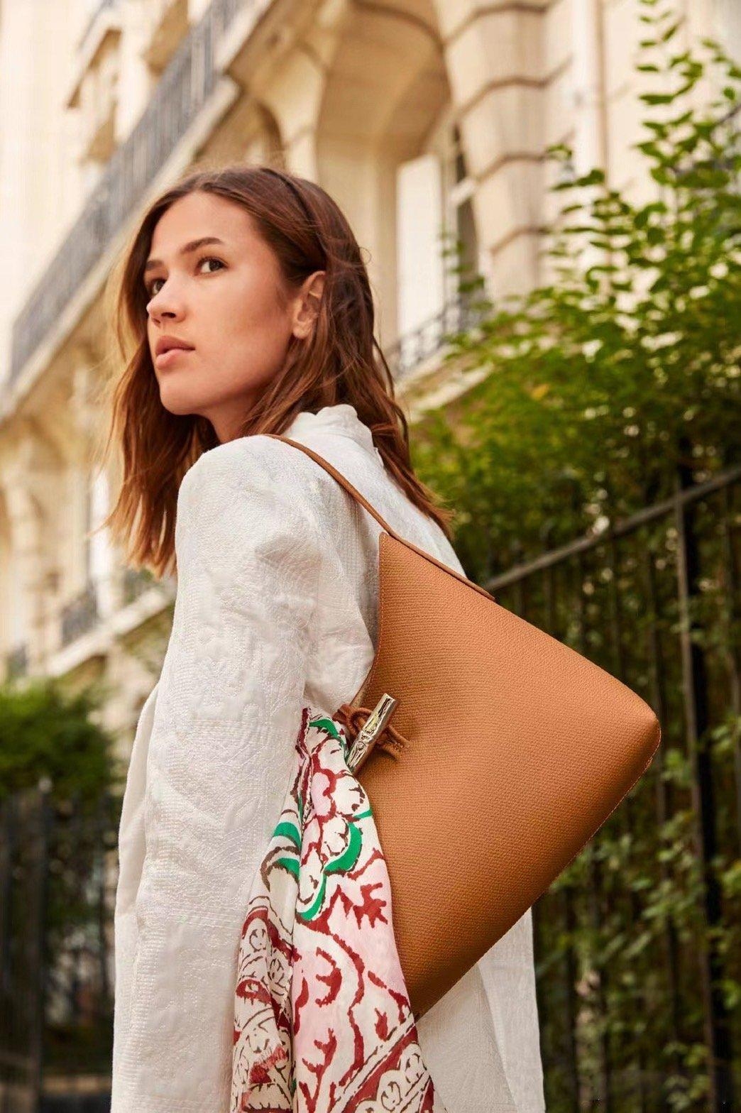 LONGCHAMP ROSEAU Hobo bag กระเป๋าสะพายไหล่ขนาดเล็ก วัสดุหนังวัว อะไหล่เงิน เป็นการผสมผสานสไตล์ที่เรียบง่าย Roseau อันเป็นสัญลักษณ์ใหม่ทั้งหมด เรียบง่าย สะดวกใช้ ประดับด้วยเข็มกลัดไม้ไผ่อันเป็นสัญลักษณ์ของแบรนด์ เรียบหรู แต่ดูดี ในแบบฉบับของ Longchamp ห้าม