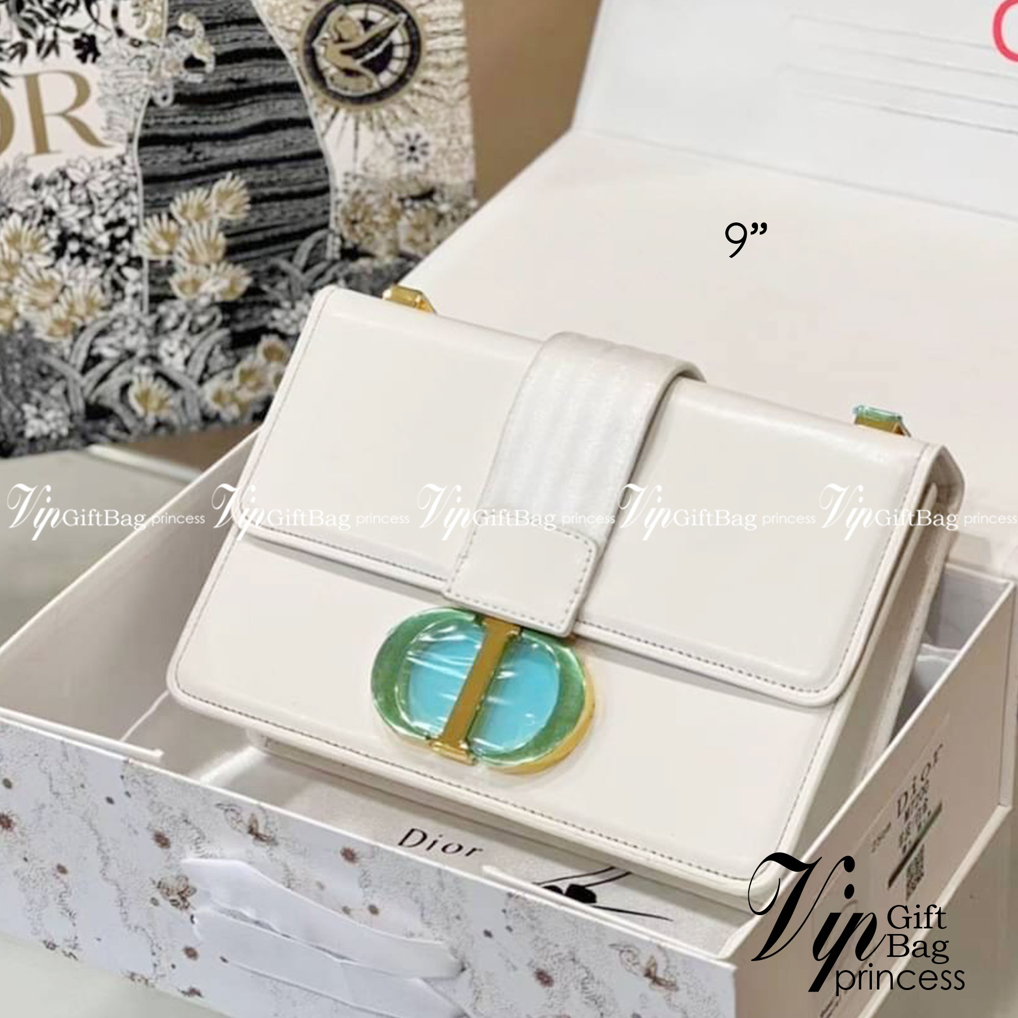 Dior 30 Montaigne Bag 9" รุ่นหนังเรียบ กระเป๋าสะพายดิออร์ เอกลักษณ์ของความหรู น้ำหนักเบา ไอเท็มหายาก!! Best seller!! ยกให้น้องเลย!! ดีไซน์เรียบหรูในความเป็นเอกลักษณ์ ใช้งานง่าย สะดวก ได้ทุกโอกาส แนะนำเป็น everyday bag ติดตัวไว้เลยจ้าสาวๆ พร้อมส่งที่ไ