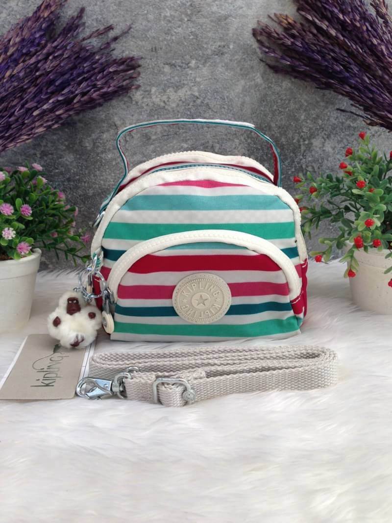 Kipling Mini Shoulder Bag K13869 Outlet Hongkong กระเป๋าสะพายไหล่ใบเล็กน่ารัก วัสดุผ้าไนล่อนกันน้ำอย่างดีตามแบบฉบับแบรนด์ แบ่งเป็นช่องซิป 3 ช่อง มีหูจับ ด้านในบุผ้าแบรนด์ มาพร้อมพวงกุญแจน้องลิง ใบนี้จุของได้เยอะน้ำหนักเบาค่ะ เหมาะมากกับการสะพายไปเที่ยวชิว