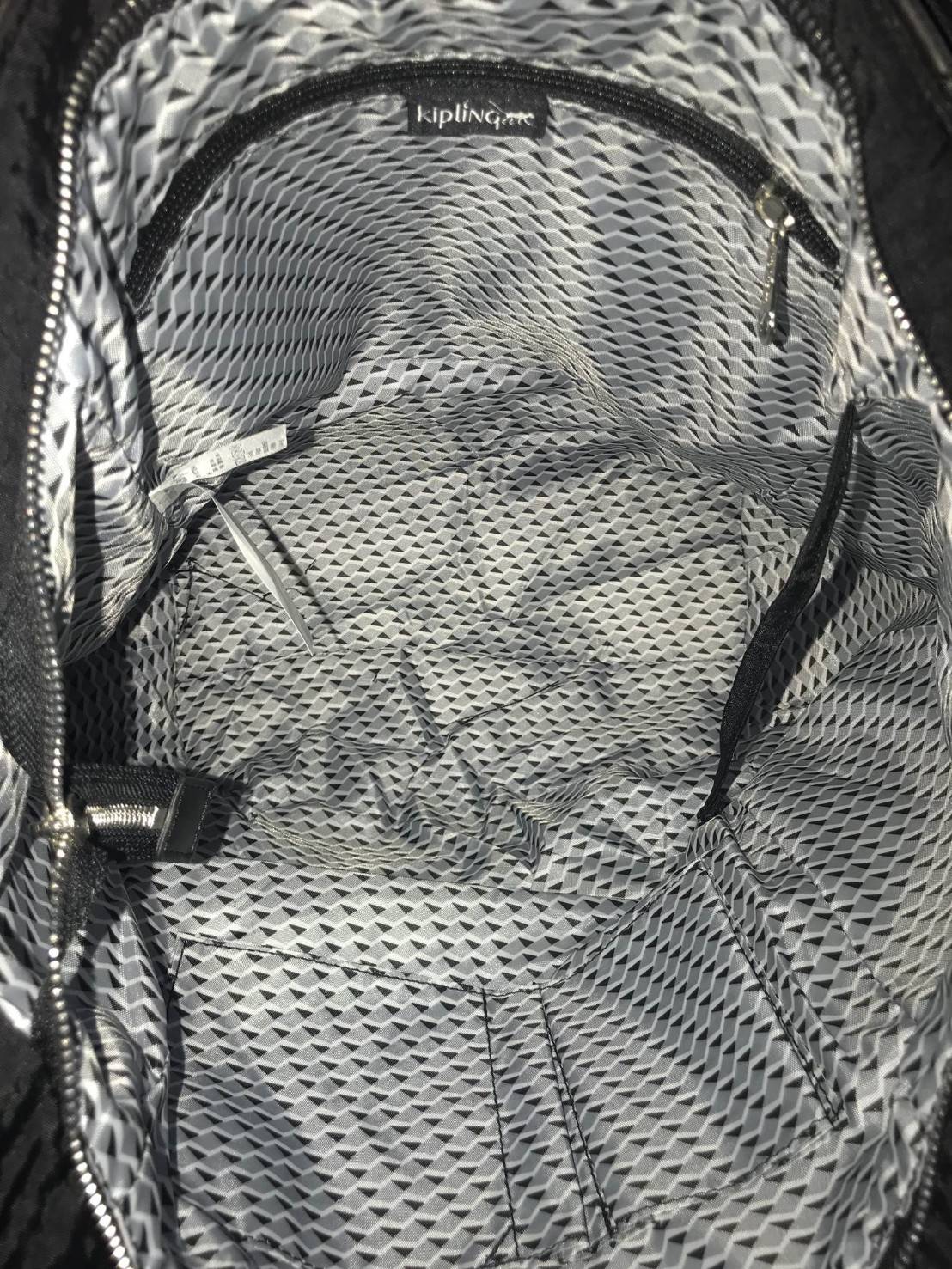 KIPLING SHOPPER BAG รุ่น Limited Rare items! สุดๆ วัสดุ Cotton+Polyester 100% ดีไซน์คลาสสิกมีลูกเล่นที่เทคเจอร์ตัวกระเป๋าสวยเป็นเอกลักษณ์เฉพาะของ Kipling หูหิ้วสะพายไหล่ได้ มือจับหูหิ้วเป็นหนังปั้มโลโก้ พวงกุญเเจลิงถอดเเยกใช้ได้ เปิดปิดด้วยซิป หัวซิปปั้มเ