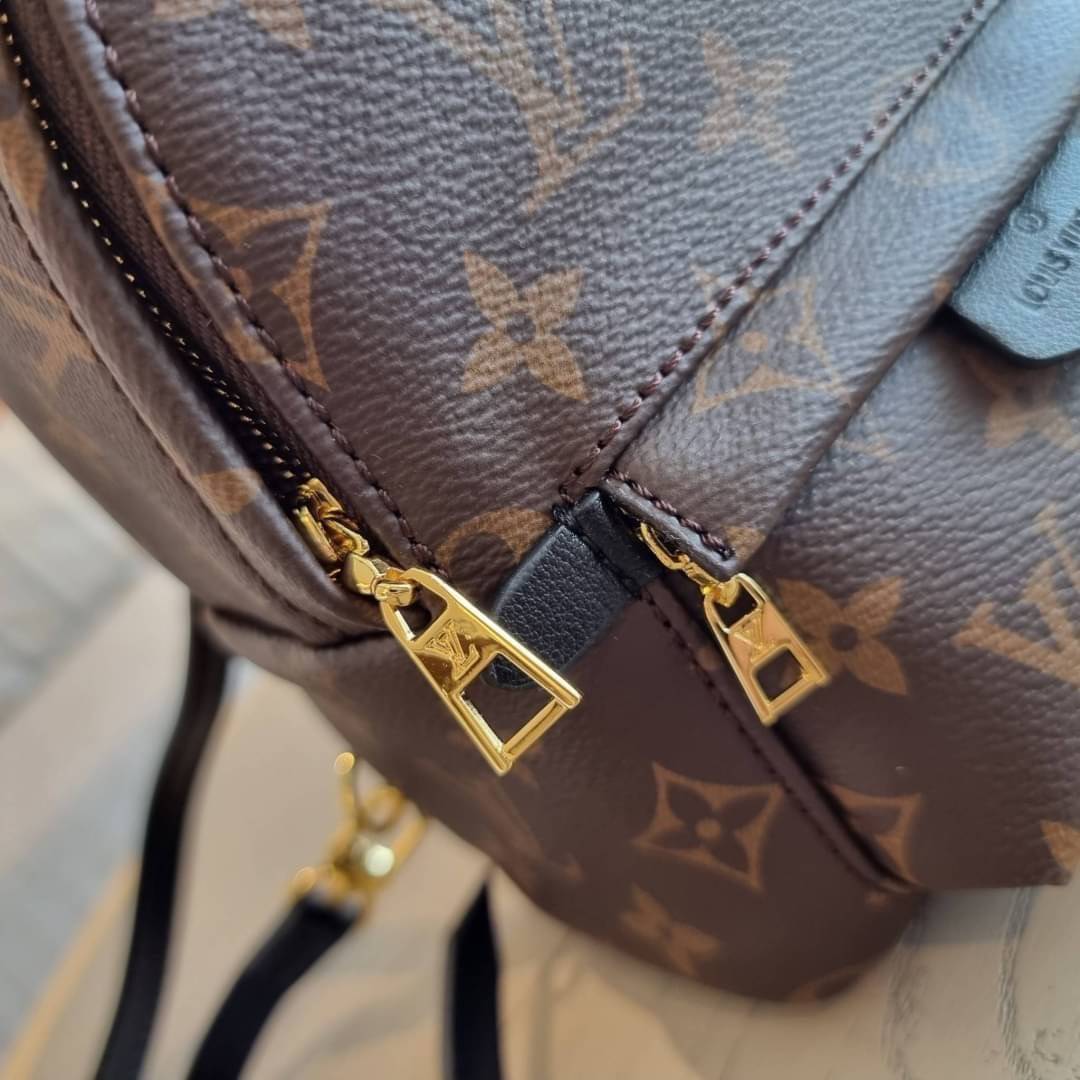 LV Backpack Size Mini | สายสะพายเล็ก ถอดได้ LV palm springs New in!! เข้าแล้วกับไอเท็มยอดฮิต หรูหราพร้อม box set สุดสวย ที่สุดของความคุ้มค่า LV palm springs กระเป๋าแบ็คแพ็ค มาให้เลือก 2 ไซส์ ขายดี วัสดุหนังแคนวาสคุณภาพดี มีช่องซิปแบ่งสัดส่วน ใบเล็กสายวะพา