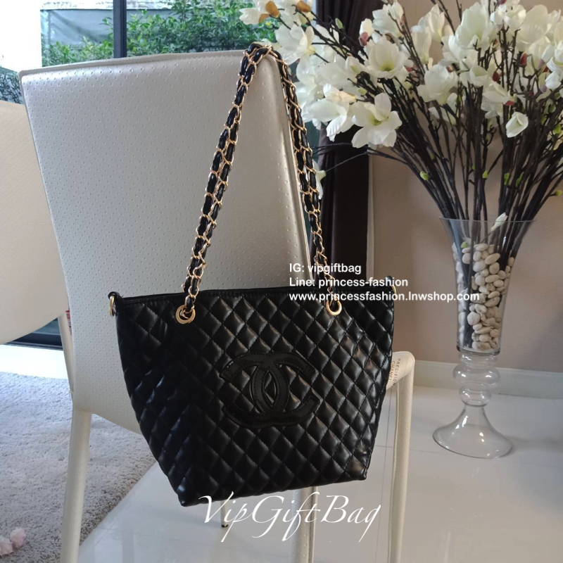 Chanel Tote & Shopping Bag กระเป๋าสะพายทรง Shopping Bag พรีเมี่ยมกิ้ฟ Limited Edition ของแท้ 100% นำเข้าจาก Chanel Perfume Counter ใบใหญ่วัสดุหนัง PU ประดับโลโก้ CC สุดคลาสสิค ซับใน Polyester 100% เปิดปิดด้วยกระดุมแม่เหล็ก จุสุดๆ สามารถใส่เอกสารA4หนังสือ 