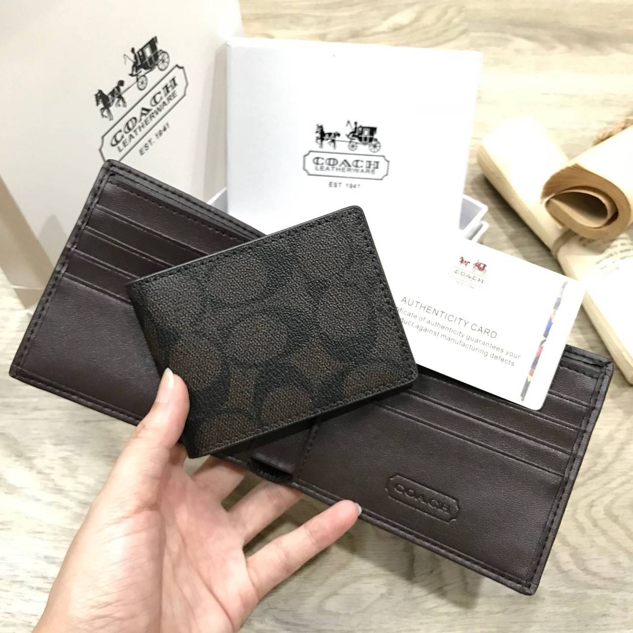 COACH SHORT WALLET WITH CARD POCKET ซื้อ1ได้ถึง2! กระเป๋าสตางค์และกระเป๋าใส่บัตรหนังปั้มลาย Signature รอบใบสวยคลาสสิค ภายในกระเป๋าสตางค์มีช่องใส่ธนบัตรแยกสองช่องเป็นสัดส่วนและมีช่องใส่บัตรหลายช่อง ซับในพิมพ์เเบรนด์ Namecard Pocket สามารถเเยกใช้ได้ มาใน CO