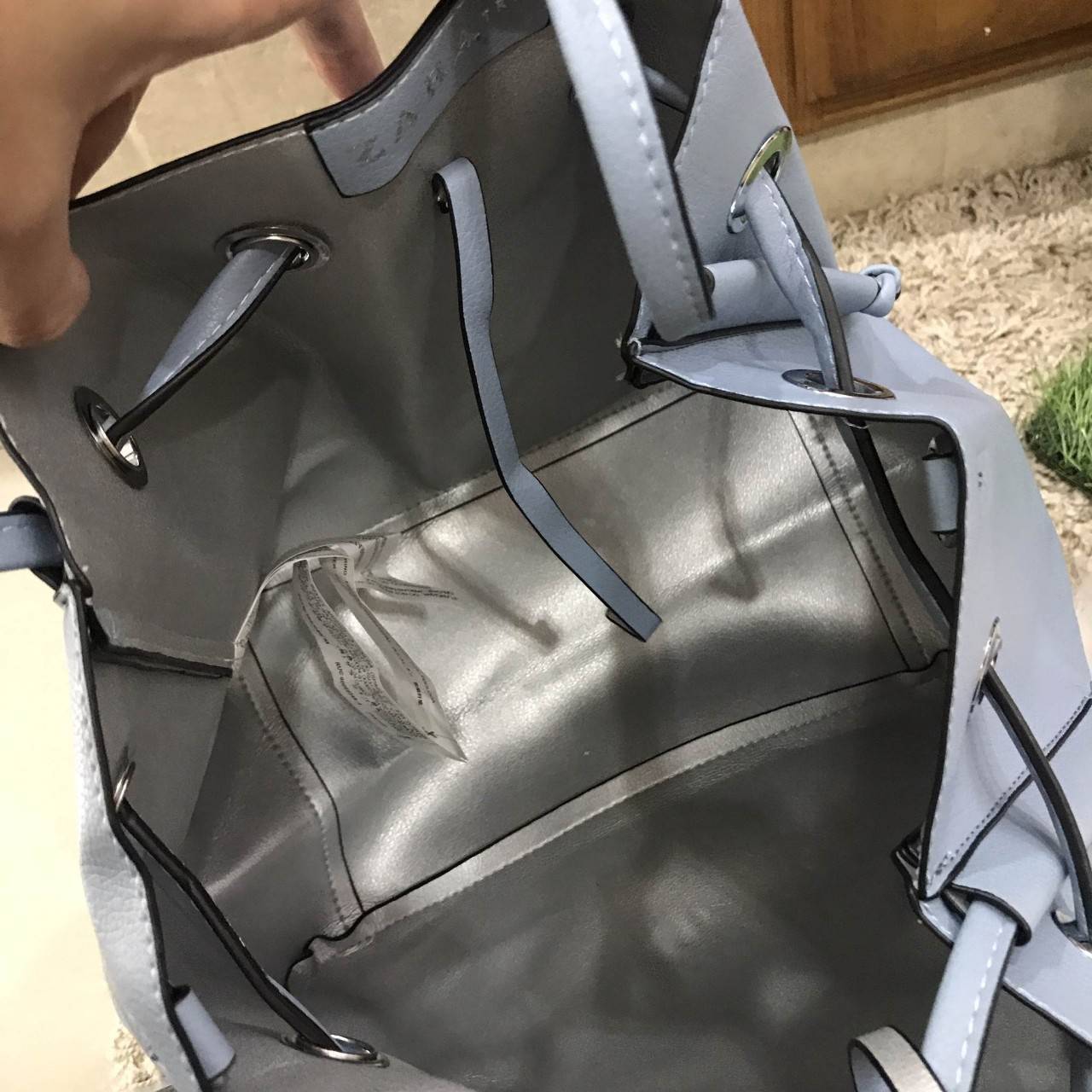 Zara bucket bag crossbody ใหม่ล่าสุดจากแบรนด์ Zara กระเป๋าสะพายทรง bucket สีสด หนังนุ่มมากกกก เนื้อดี สามารถสะพายได้ 2 แบบค่ะ แบบแรก shoulder bag ขนาดพอดีไหล่ และแบบที่สอง กระเป๋าสายยาวสามารถสะพายไหล่หรือ cross body ก็ได้ มีสายสะพายยาวมาให้สามารถถอดออกได้