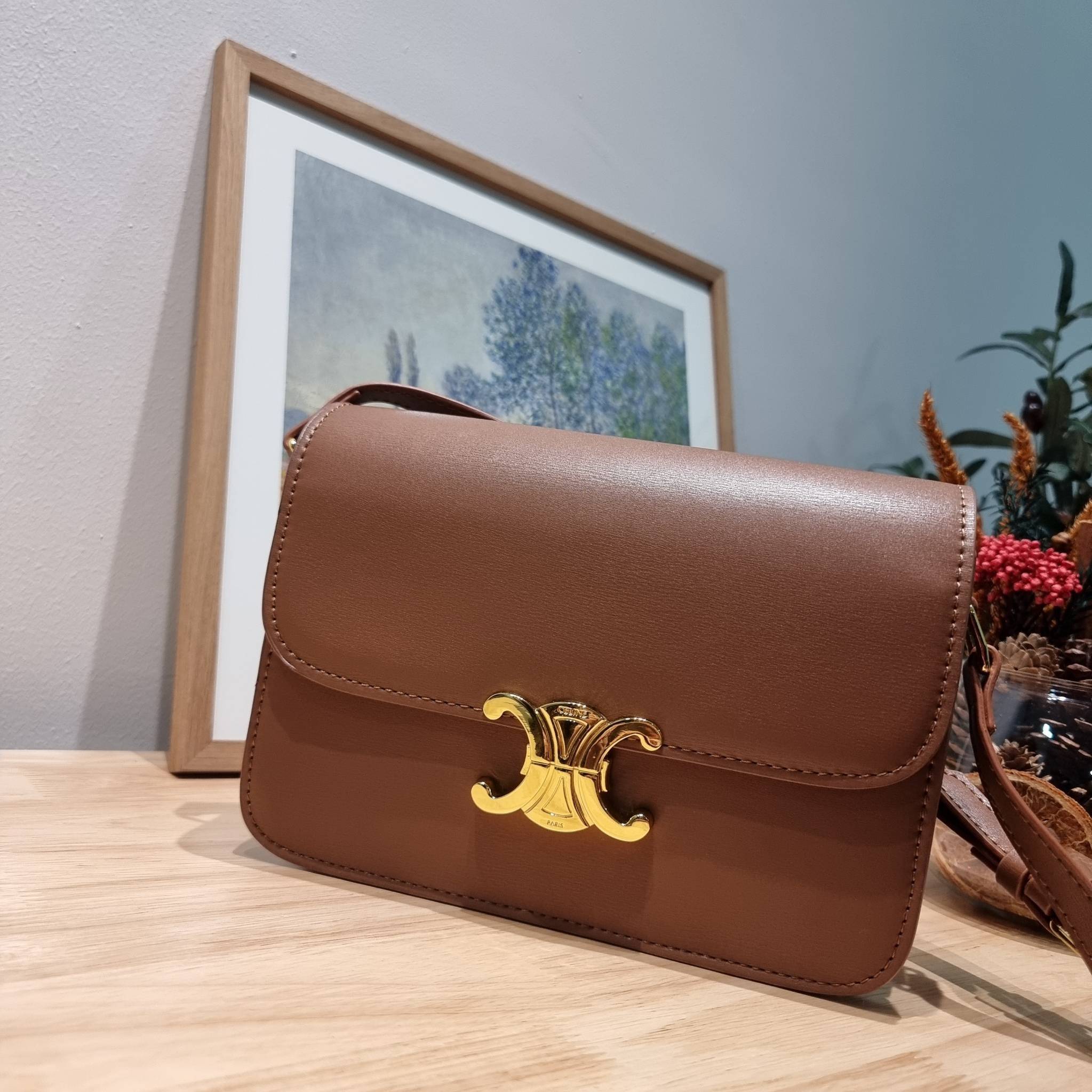 CELINE CLASSIQUE TRIOMPHE BAG IN SHINY CALFSKIN ไอเท็มสุดคลาสสิค ที่ขาดไม่ได้ กระเป๋าสะพายทรงสวยคลาสสิค แฝงความผู้ดี ที่ใช้ได้ทั้งชายหญิง