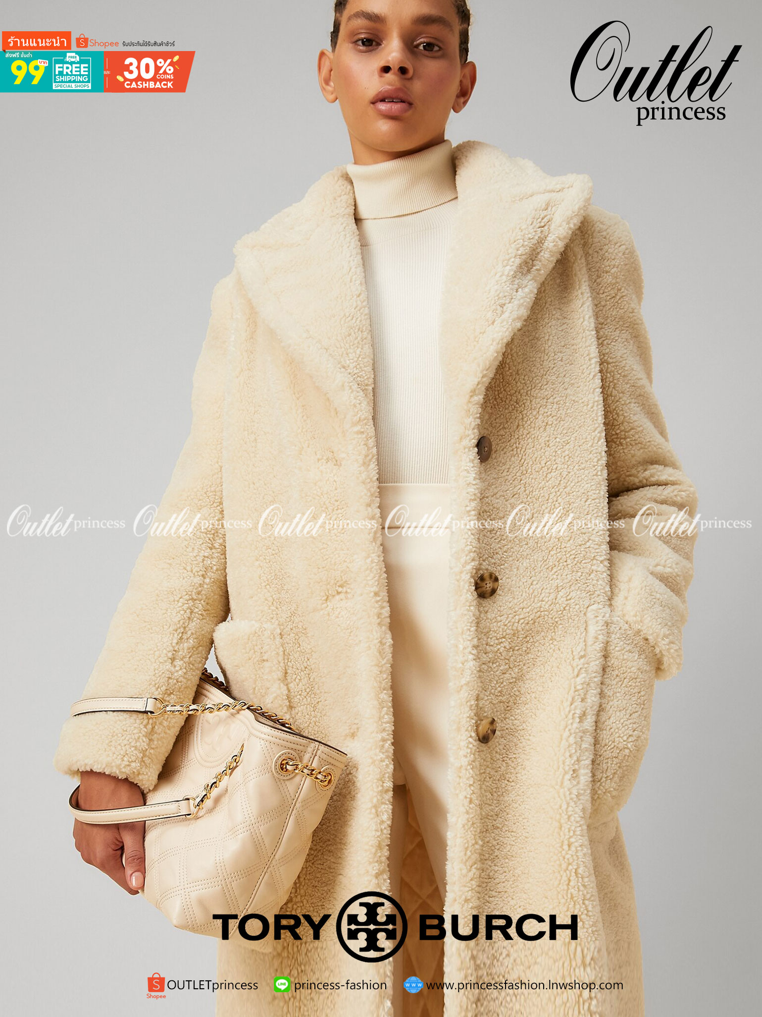 Tory Burch Fleming Soft Small Tote Bag เป็นกระเป๋าสะพายไหล่น่ารัก ๆ สักใบที่มีดีไซน์โดดเด่น สะดุดตา ใน Collection เรียกได้ว่าขายดีอันดับต้น ๆ ของแบรนด์ ใช้ได้ในลุคช์ทางการและกึ่งทางการ ดีเทลการตัดเย็บพิมพ์ลายนูนคู่กับแพทเทิร์นสี่เหลี่ยมทรงเพชร ที่ช่วยเพิ่