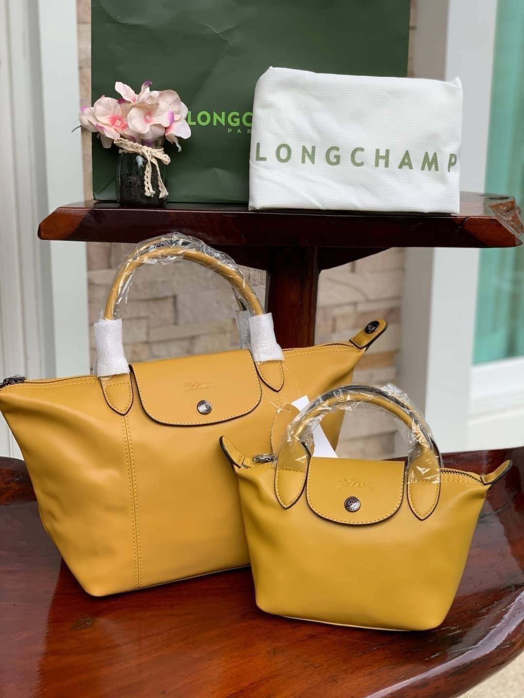 Longchamp LE PLIAGE CUIR TOP HANDLE BAG S เรียกว่าเป็นกระเป๋าอีกหนึ่งรุ่นที่ไม่ว่ายังไงก็ฮอตฮิตและติดเทรนด์ตลอดไม่เคยเปลี่ยนกับ ทรง Le Pliage Cuir หนึ่งในตระกูลกระเป๋าสุดไอคอนิกจากแบรนด์ เมื่อรุ่น Le Pliage Cuir ในรูปแบบของหนังแกะ Metis ได้ถือกำเนิดขึ้นใน