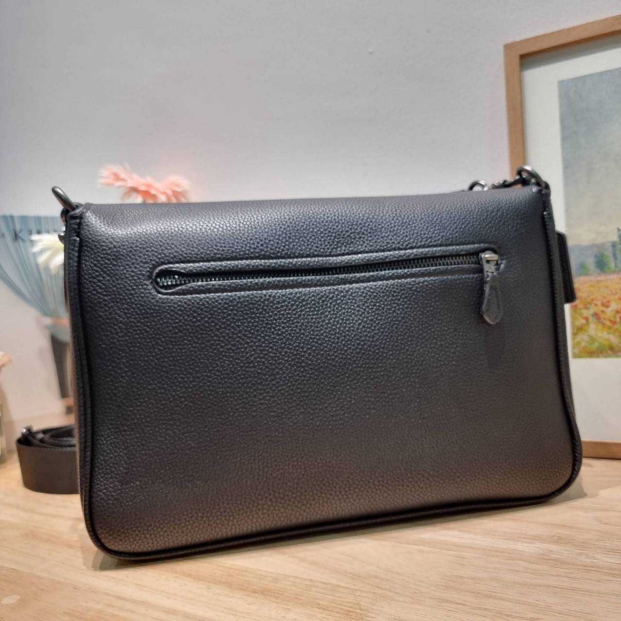 COACH Soft Tabby Messenger In Signature Canvas C8430 CH769 ไอเท็มที่หนุ่มๆต้องไม่พลาด กระเป๋าทรงแมสเซนเจอร์ใบใหญ่กำลังพอดี พร้อมด้วยสายสะพาย 2 เส้น