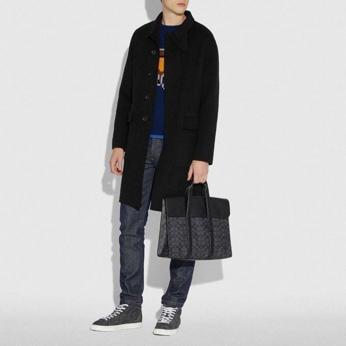 COACH METROPOLITAN PORTFOLIO IN SIGNATURE CANVAS (COACH 39775)🍁 เอาใจสาย smart กับรุ่นยอดฮิต ใช้งานได้ลงตัวสุดๆ ถือว่าเป็นอีกรุ่นที่ถามกันเข้ามาเยอะมากๆ และใช้งานได้ครบฟังก์ชั่นจริงๆ >>วัสดุแคนวาส สลับหนังแท้ หนังคุณภาพมากๆ มีสายสะพายยาว ถอด