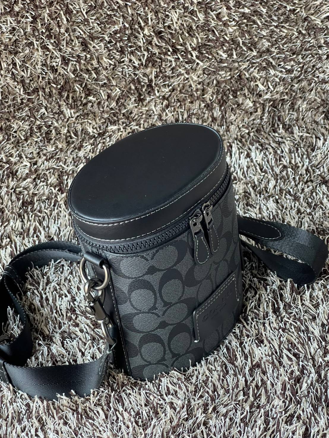 Coach Barrel Crossbody In Signature Canvas C9843 กระเป๋าถือสุดชิคตามแบบฉบับของ Coach ใบนี้หยิบมาแมตช์กับเสื้อผ้าได้ง่ายมาก ใช้งานได้แบบยูนิเซท ทั้งชายและหญิง เพราะมีดีไซน์ที่เรียบเก๋