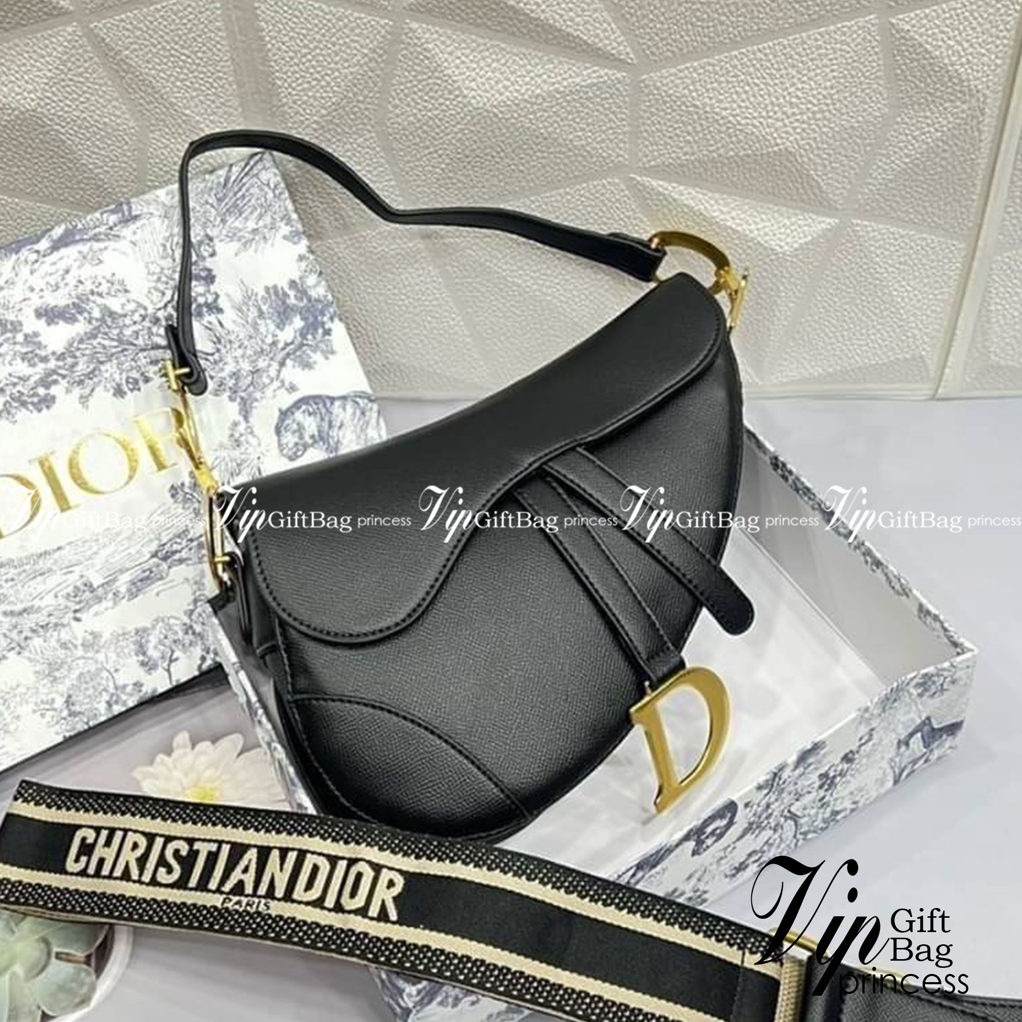 DIOR SADDLE BAG with strap กระเป๋ารุ่นยอดนิยมตามแบบฉบับแบรนด์ ใช้งานได้ 2 แบบ สะพายยาว CROSSBODY และสายสั้นถือได้เก๋ๆ ลุคนี้คูลสุดๆ เลยค่าา ภาพถ่ายจากสินค้าจริง! สวยมาก พร้อมส่งที่ไทยราคาสุดคุ้ม สาวๆ ห้ามพลาดค่ะ!