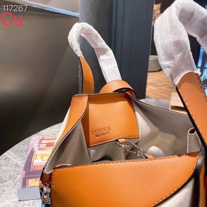 Loewe Hammock Bag / Loewe Small Hammock Leather Bag กระเป๋าถือหรือสะพาย รุ่น Rare items สุดๆ หนังสวยดีไซน์มีเอกลักษณ์ ใบขนาดกำลังดี น้ำหนักเบา สามารถปรับได้หลายทรง ด้านข้างมีซิปปรับขยายได้ ภายในโล่งกว้าง ใส่กระเป๋าสตางค์ กล้อง มือถือ ของใช้ได้เยอะ