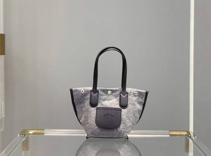 LONGCHAMP ROSEAU ESSENTIAL Shopping bag กระเป๋า Tote วัสดุผ้าขนสัตว์ ซับในผ้าฝ้ายที่จับด้านบนหนังวัว กระเป๋าสะพายใบนี้มีขนาดพอเหมาะ ดีไซน์หรูหรานี้สามารถสะพายไหล่หรือถือในมือก็ได้ นุ่มและน้ำหนักเบา