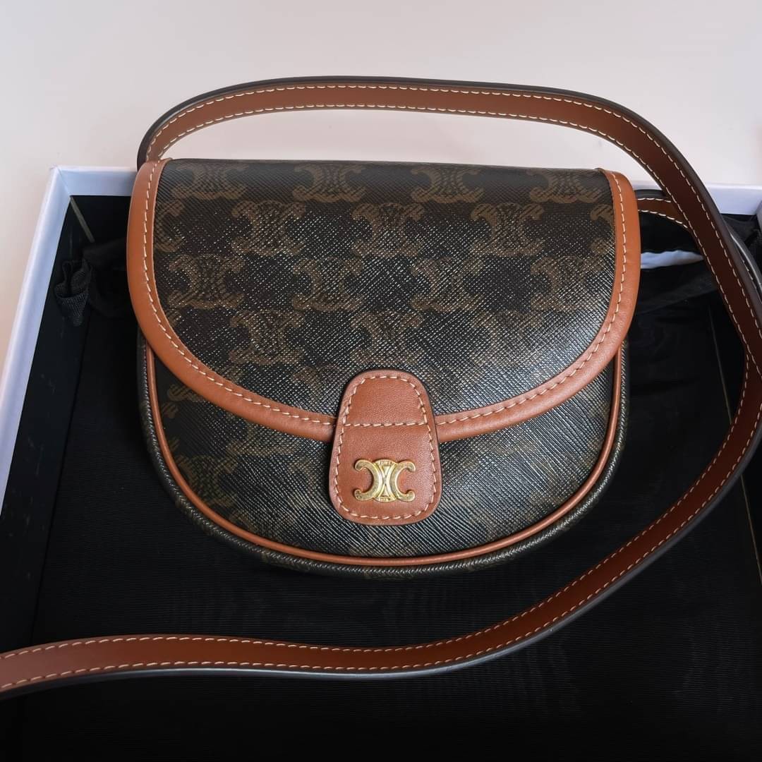 หนังแท้ CELINE MINI BESACE IN TRIOMPHE CANVAS AND CALFSKIN พร้อมส่งที่ไทย เกรดเทพออริจินอล รุ่นหนังดีสุดกระทบแสงขึ้นเงา พิมพ์ลายคมชัด กระเป๋าทรงครอสบอดี้ ลายโมโนแกรมวินเทจ รุ่นที่ดาราเกาหลีใช้กันเยอะมาก และเป็นอีกหนึ่งใบที่ครองใจสาวๆ ทั้งในไทยและเทศ วัสดุ