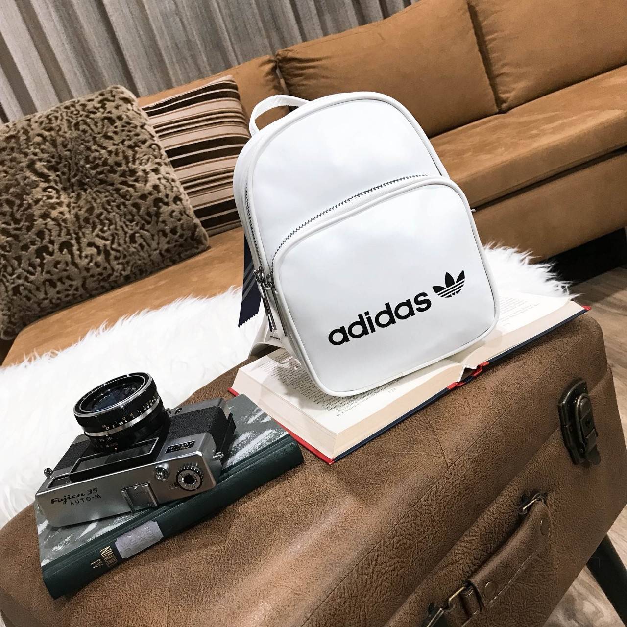 ADIDAS 2WAY MINI BACKPACK กระเป๋าเป้หรือสะพายหนังเรียบสไตล์ Sport ขนาดมินิ น้ำหนักเบา ด้านหน้ามีโล้โก้และช่องซิป เปิดปิดด้วยซิปสะดวกใช้ หัวซิปแบรนด์ ภายในมีช่องใส่ของ หูจับถนัดมือ สายสะพายปรับได้ freesize สามารถสะพายเป็นเป้ หรือกระเป๋าสะพาย Crossbody ได้2