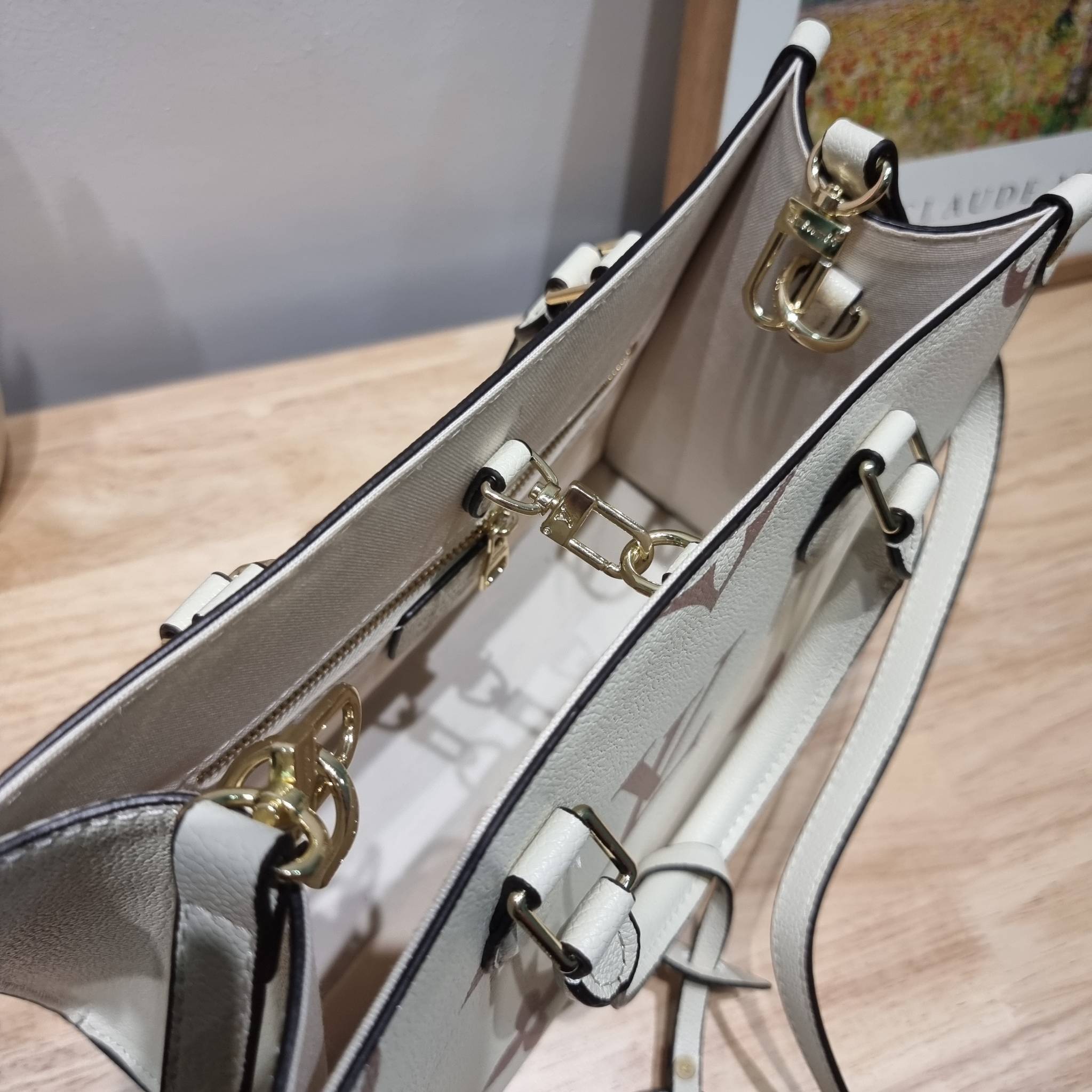 LV Onthego / LV crossbody tote bag กระเป๋าทรงโท้ทเวอร์ชั่นดั้งเดิม ที่คลาสสิค ผู้ดี หรูหรา โทนสีใช้งานง่าย ได้ทุกลุค ทุกสไตล์ วัสดุหนังลูกวัว ผิวลายเกรน มาพร้อมหูจับในตัว คล้องแขนก็ดูแพง หรือจะเกี่ยวสายครอสสะพายก็อัพลุคได้เลย ภายในโล่งกว้างมาก มีอะไหล่เกี