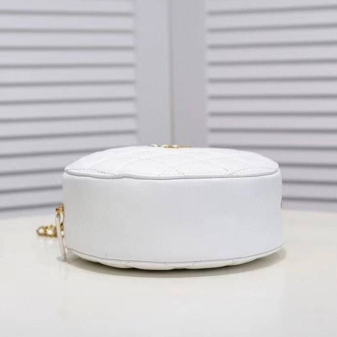 หนังแท้ VIP GIFT CHANEL Round Crossbody Bag กระเป๋าสะพายคาดลำตัวรุ่นนี้โดดเด่นด้วยรูปทรงกลมสุดชิค ขนาดกะทัดรัด พร้อมด้วยหนังกระเป๋าที่ทำจากหนังแท้คุณภาพดี รุ่นที่ตอบโจทย์และครองใจสาว ๆ ได้อย่างแท้จริง เนื่องจากมีดีไซน์เรียบหรู โดยทางแบรนด์ได้ใช้เทคนิคการเ