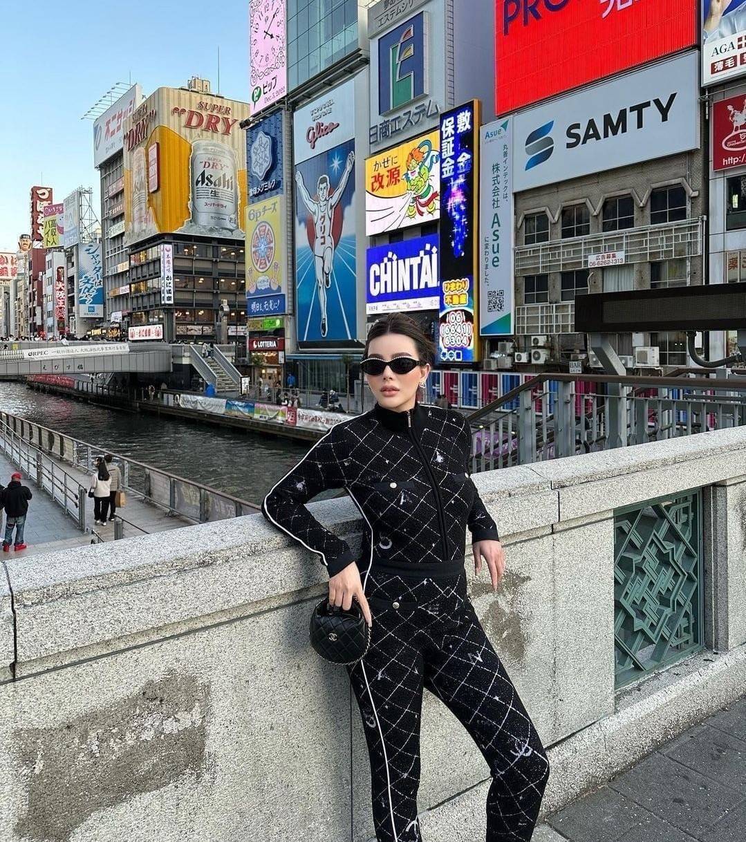 Chanel Pouch Hot item 2023 กระเป๋าสะพายกึ่งพอช ใบเล็กน่ารักน่าใช้ ถือไปไหนก็อัพลุคปัง วัสดุหนังแกะ สัมผัสนิ่มมือ หูจับในตัว ปรับได้อีกเล็กน้อย มาพร้อมสายสะพายโซ่