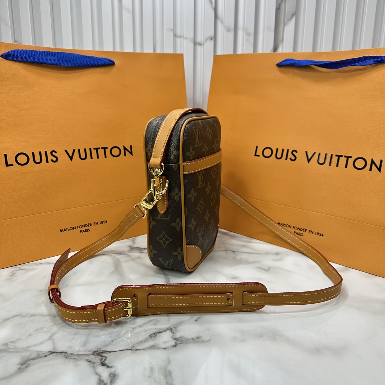 LV Danube bag Monogram Canvas / LV Phone Bag กระเป๋าสะพายทรงแมสเซ็นเจอร์ใบเล็ก ใช้เป็นกระเป๋าใส่โทรศัพท์ได้ ดีไซส์คลาสสิกวินเทจหรูหรา พิมพ์ลายโมโนแกรมขับเน้นลุควินเทจให้โดดเด่นสวยงาม