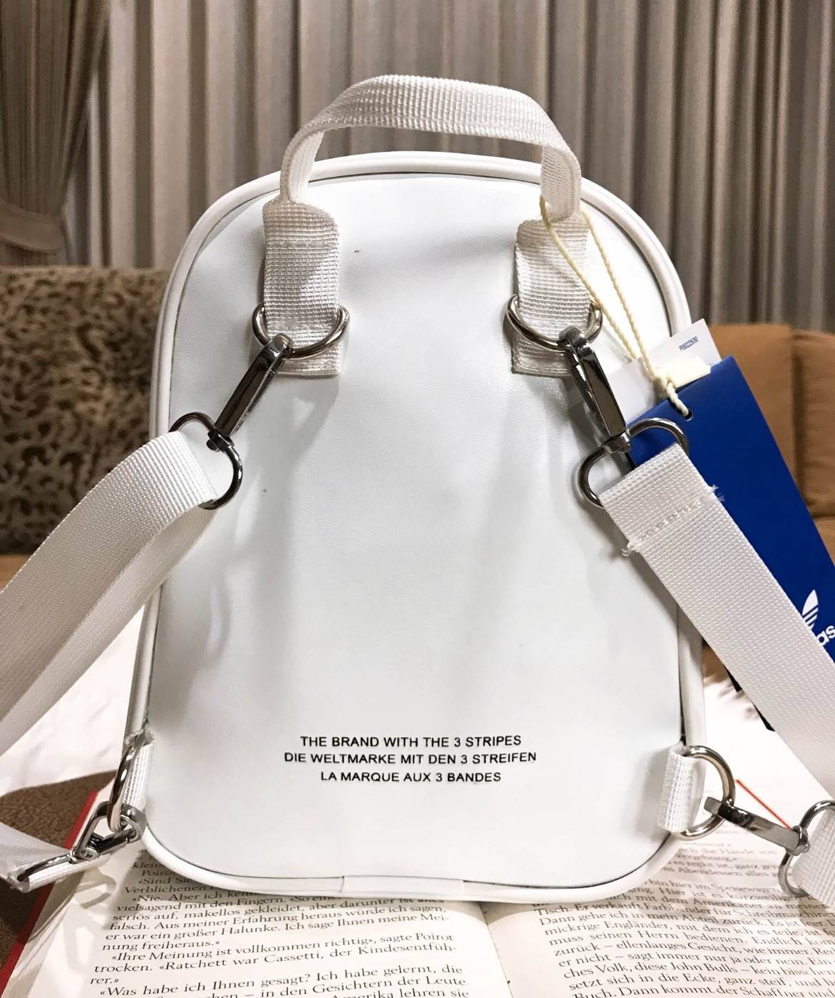 ADIDAS 2WAY MINI BACKPACK กระเป๋าเป้หรือสะพายหนังเรียบสไตล์ Sport ขนาดมินิ น้ำหนักเบา ด้านหน้ามีโล้โก้และช่องซิป เปิดปิดด้วยซิปสะดวกใช้ หัวซิปแบรนด์ ภายในมีช่องใส่ของ หูจับถนัดมือ สายสะพายปรับได้ freesize สามารถสะพายเป็นเป้ หรือกระเป๋าสะพาย Crossbody ได้2