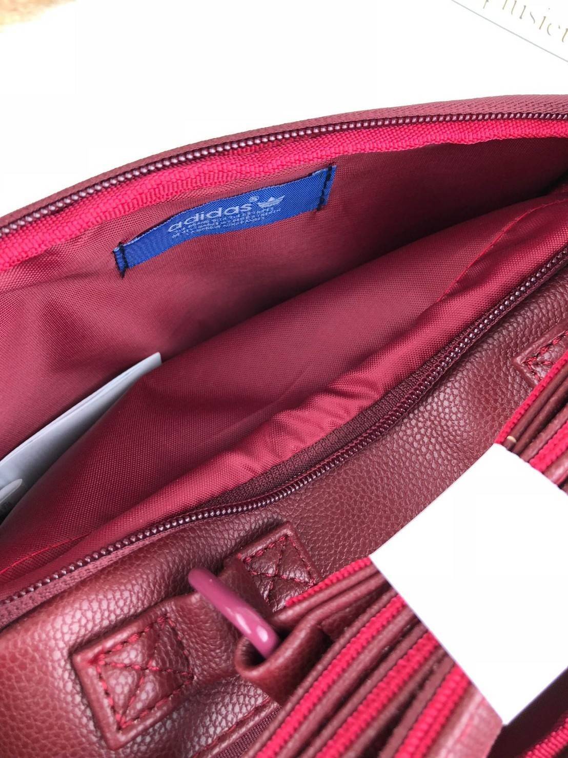 ADIDAS MINI AIRLINE VINT BAG กระเป๋าถือหรือสะพายทรง sport วัสดุ pu. นิ่ม น้ำหนักเบา ทรงสวย classic ด้านหน้ามีช่อง ซิปด้านบนแบ่ง 2 ช่องใหญ่ จุได้เยอะ ใส่ wallet ยาว, mini iPad ได้ mini พร้อมสายยาวปรับ freesize ค่ะ