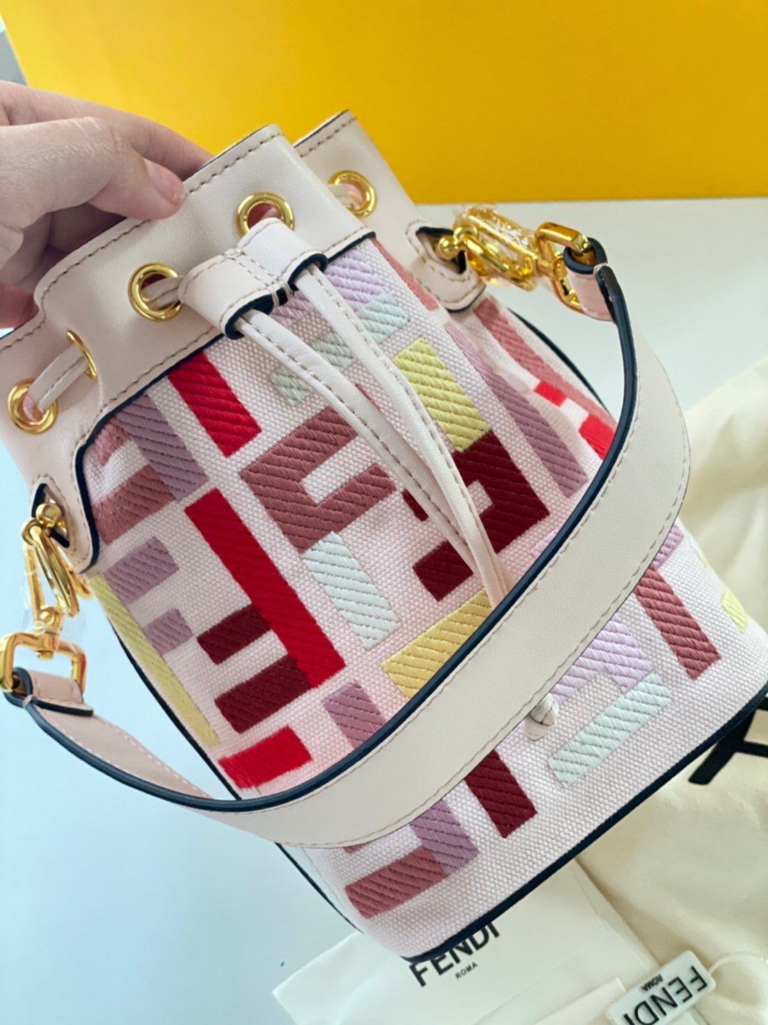 VIP GIFT 】FENDI Bucket in Pastel Bag สีหวานน่ารัก โดดเด่นด้วยสีสันสะดุดตา ดูแพงมากกกกก จัดหนักกันไปเลย กับรุ่นที่สาวๆรอคอย พร้อมเสิร์ฟความสวยให้ถึงบ้านแล้วน้า กระเป๋าบัคเก็ตทรงยอดนิยม ดีไซน์ใหม่ล่าสุด ยูนีคไม่เหมือนใคร งานฝีมือมากๆ ภายในเป็นช่องโล่งกว้าง 