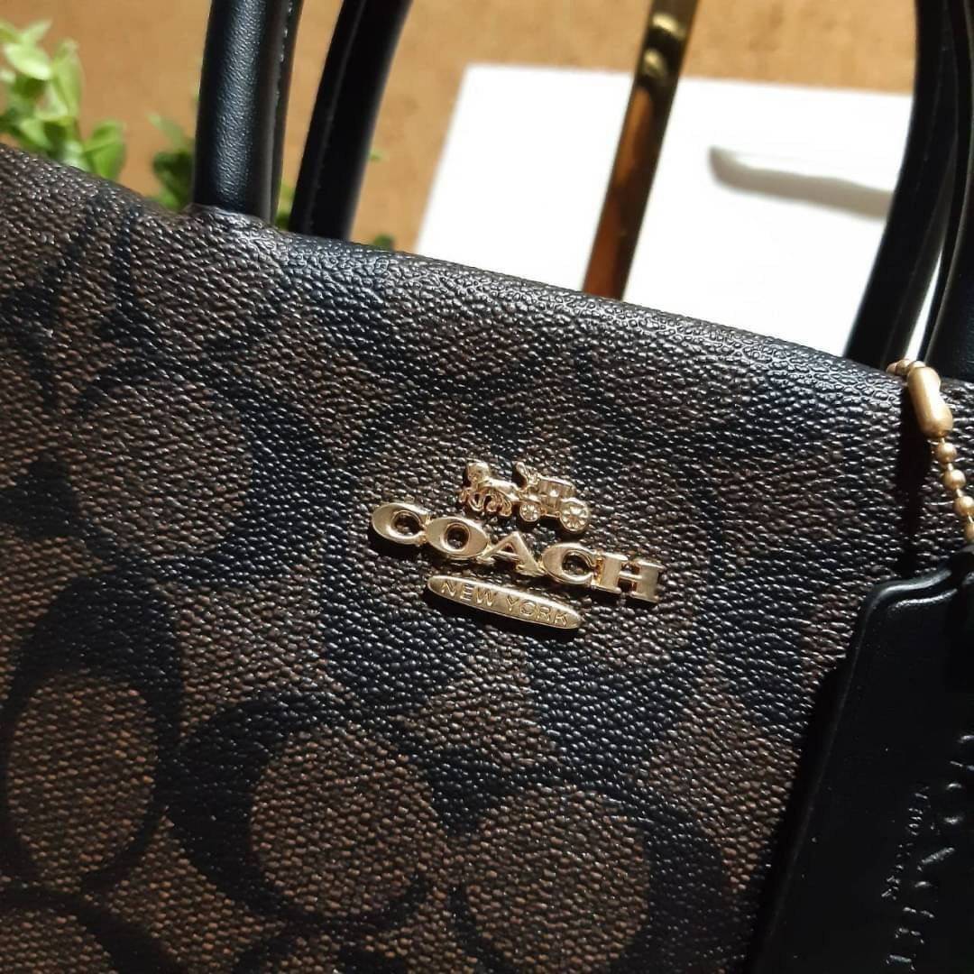 COACH 5693 MINI CALLY CROSSBODY IN SIGNATURE CANVAS กระเป๋าครอสบอดี้โท้ทมินิไซส์ รุ่นใหม่สุดฮอต!! ใบจริงคือน่ารักม้ากกกก!! สวยอยู่ทรง น่ารักน่าใช้ วัสดุหนังแคนวาสเคลือบลาย ปากกระเป๋ามีกระดุมแม่เหล็ก มาพร้อมหูจับในตัวและสายสะพายข้าง ถอดออกหิ้วเก๋ๆก็ได้ หรื