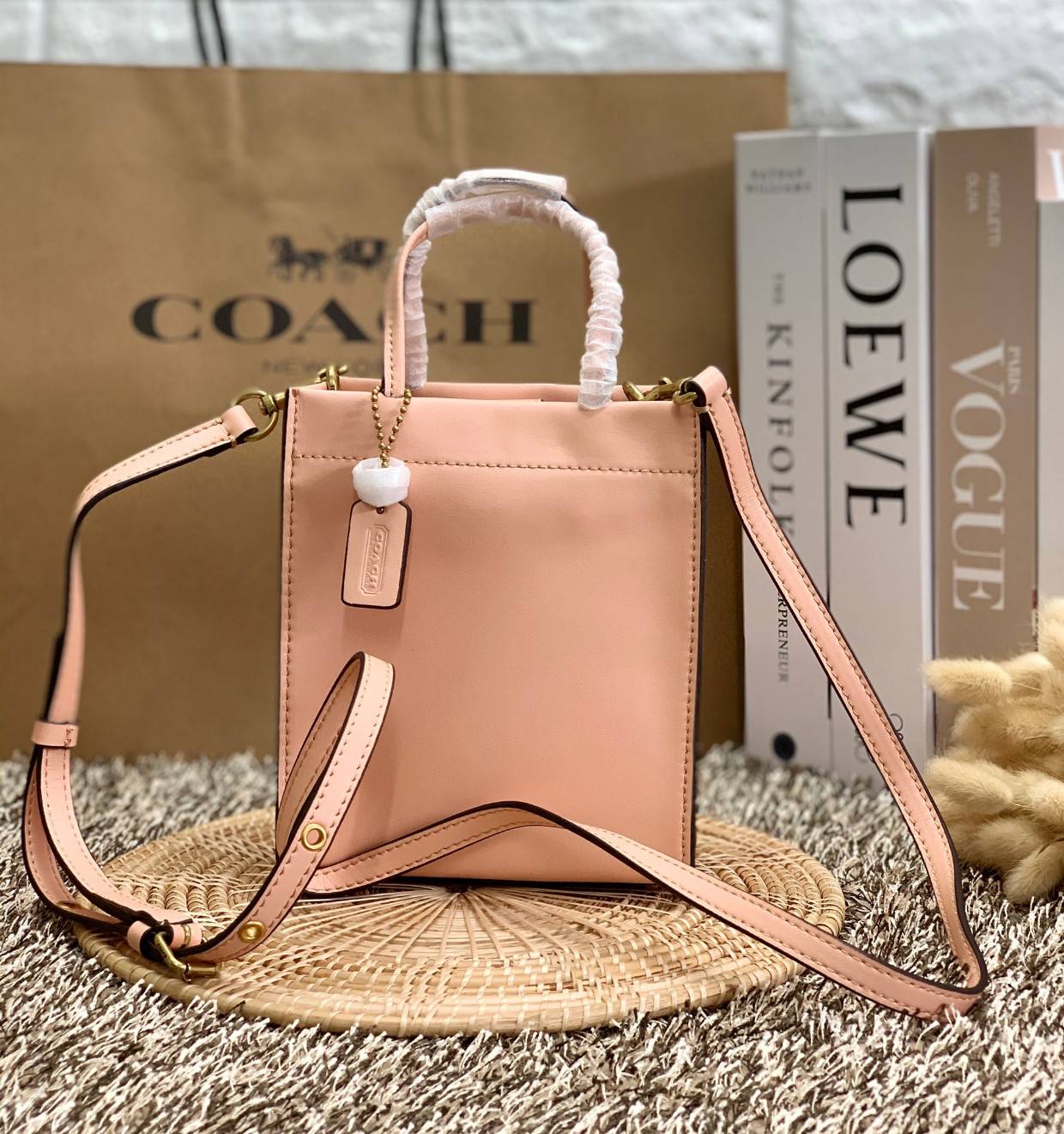 COACH MINI CASHIN TOTE ((C4828)) 💥พร้อมส่งที่ไทยรุ่นใหม่ล่าสุดค่ะ! กระเป๋าขนาดมินิ หนังแท้ หนังนิ่มสวย น่าใช้มากๆค่ะ ปากกระเป๋าแบบแม่เหล็ก ภายในสามารถใส่กระเป๋าเงินใบกลางได้;มือถือแบบตั้งได้ทุกรุ่น;ของจำเป็นจุกจิกสาวๆได้หลายอย่างนะคะ;พร้อมช่องเสีย