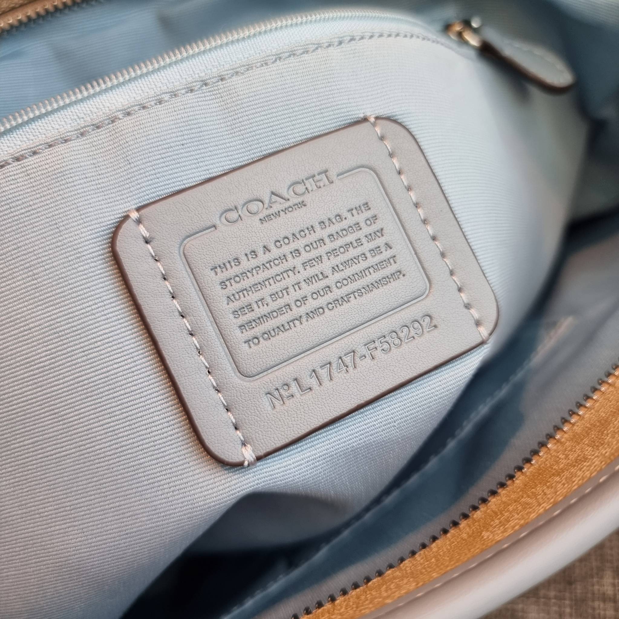 OUTLET 】COACH F58292 CITY ZIP TOTE IN SIGNATURE 16" รุ่นขายดี!! ไซส์ใหญ่ สีสวยมาให้แบบจัดเต็ม!! กระเป๋าถือทรงโท้ทใบใหญ่ สวยน่าใช้ทุกสี สะพายคล้องไหล่ได้เก๋ๆ จุของแน่นๆไปเลยจ้า!! วัสดุหนังแคนวาสคุณภาพ ปากกระเป๋าเปิด-ปิดด้วยซิป กันของหล่นได้ ถือไปไหนก็