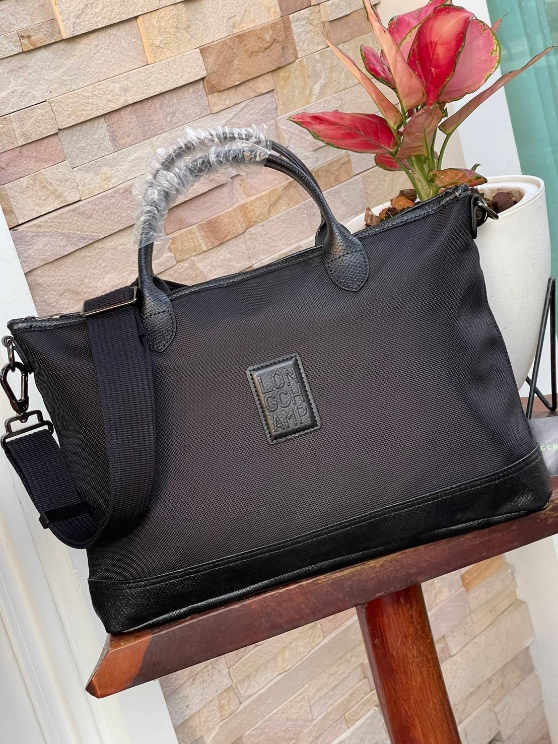 LONGCHAMP BOXFORD TRAVEL BAG M กระเป๋าเดินทางขนาดกลาง มาพร้อมสายสะพายที่สามารถถอดได้ ให้คุณเลือกสะพายไหล่หรือถือได้ มีซิปรูดเปิดปิดกระเป๋าที่ให้คุณมั่นใจได้ว่าคุณจัดเก็บไอเท็มของคุณได้อย่างมิดชิด บ็อคฟอร์ด (BOXFORD) สะท้อนความเป็นเอกลักษณ์ของแบรนด์ที่เปี่