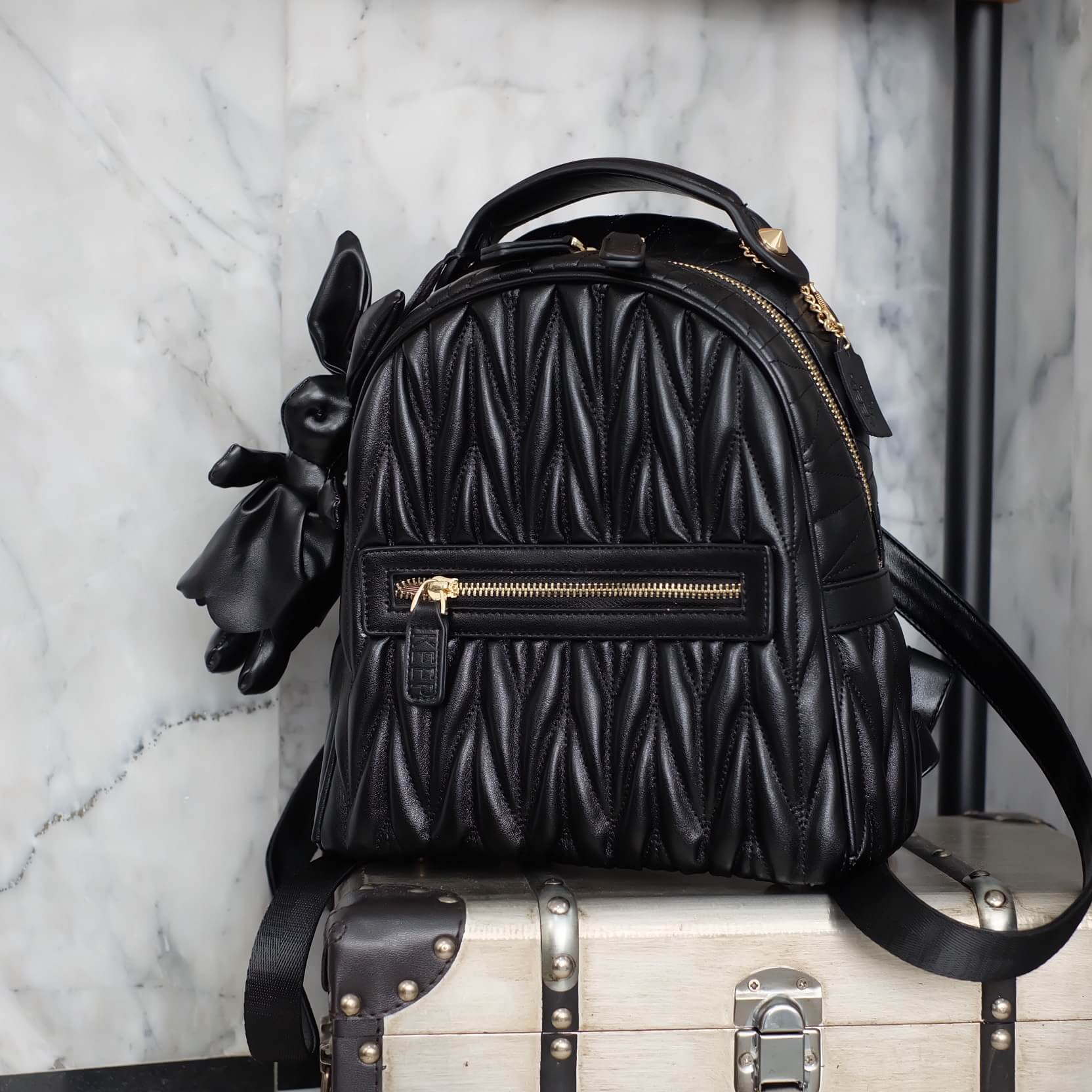 รุ่นใหม่ล่าสุดเลย ห้ามพลาดน๊า !!! งานหนังแท้ ทางร้านได้ รุ่นสุด Chic ทรง mini mini น่ารักๆ จากแบรนด์ KEEP มาฝากคะ (( สี classy black )) =>> กระเป๋า หนังแท้เนื้อดี ลายหนังชัด ทนทานคะ น้ำหนักเบา ดีไซด์ ทันสมัย เข้าได้กับทุกชุด =>> อะไหล่ทองตัดกั