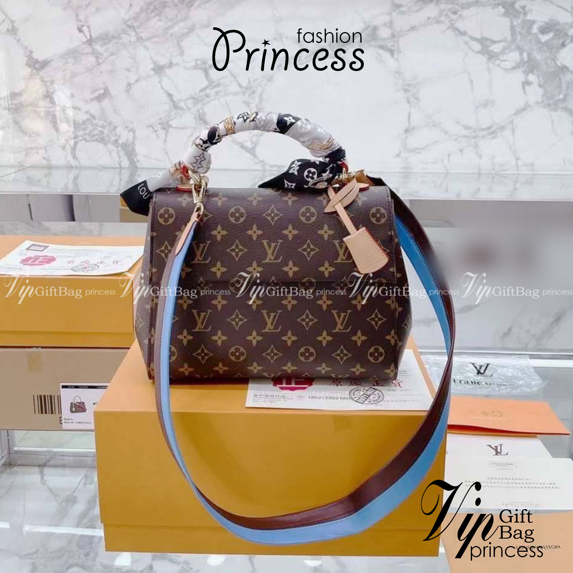 LV Cluny BB Monogram กระเป๋าสะพายหนังลายโมโนแกรมเปิดหน้า เป็นอีกทรงที่ขายดีมากเพราะใช้งานง่ายใช้ได้อเนกประสงค์ ด้านในกว้าง งานใช้สลับขึ้นแบบจากงานจริงเป๊ะเที่ยบเท่า แรร์ไอเท็มที่สาวๆต้องมี! มีหูจับในตัวและสายครอสบอดี้มาให้ ใช้งานง่าย เหมาะกับทุกสไตล์การแต
